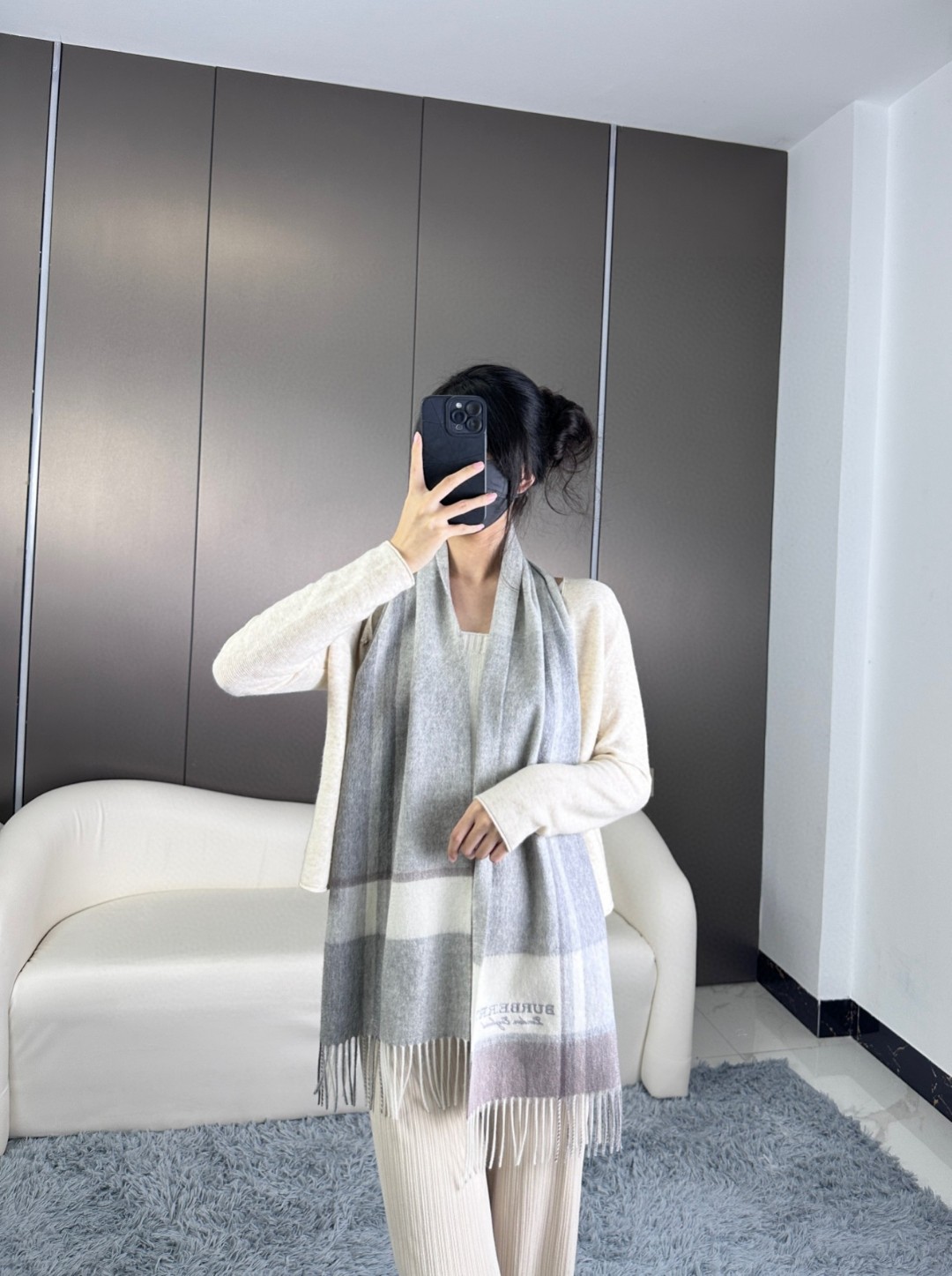 NO:169336,New!  Burberry Couple Style 100% cashmere scarf is the best cashmere fiber, which is time-consuming and labor-intensive. Soaked in clear spring water to make the cashmere fiber present a unique fluffy texture. The feel is so delicate. The lightweight velvet process is used to have luxurious and soft surface shiny water ripples. It is really beautiful. The touch is like a baby's skin. It is soft and glutinous. The touch is full of delicate fluff. It has always been synonymous with continuous excellence. This price is absolutely 100% affordable gift gifts and is good!  Absolutely good product, specifications 32*180 cm, ingredient cashmere, high-version scarf, burberry19860909上新！巴宝莉 ·情侣款 百分之百山羊绒围巾臻选上乘的山羊绒纤维,耗时耗力,再以清泉水浸泡涤荡,使羊绒纤维呈现出独特的蓬松质感,手感才如此细腻,采用轻缩绒工艺,才有奢华柔和的表面光泽水波纹真的太美好了,触感犹如婴儿的肌肤 软软糯糯 手感满满地都是细腻的绒毛一直是精益求精的代名词,这个价格绝对百分之百的实惠送礼自留都不错！绝对好货 规格32*180 cm,成分羊绒,高版本围巾,burberry,scarf