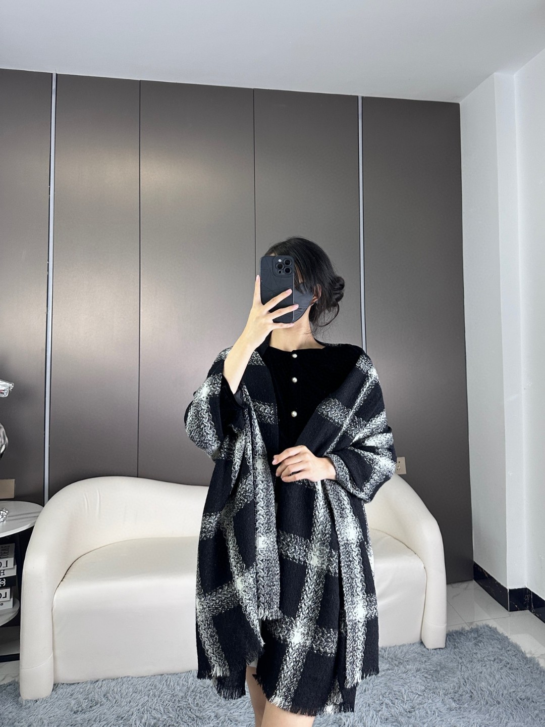 NO:169338,New!  Recommended CHA · Chanel's new autumn and winter products · Cashmere shawl scarf is a warm and fashionable item, which can be used as a shawl or as a scarf. It is selected as a premium cashmere fiber, which consumes time and effort, and then soaks it in clear spring water to make the cashmere fiber present a unique fluffy texture, and the feel is so delicate. Only by using the shrink velvet process can it have a luxurious and soft surface luster. The touch is full of delicate fluff. The large fluff H has always been synonymous with continuous excellence. This price is absolutely 100% affordable gift gifts, which are good!  Absolutely good size 60.200cm, cashmere color, high-version scarf, chanel, shawls19860909上新！重磅推荐CHA · 香奈儿秋冬新品 · 羊绒轻缩披肩围巾即保暖又时尚的单品,可当披肩,可当围巾,臻选上乘的山羊绒纤维,耗时耗力,再以清泉水浸泡涤荡,使羊绒纤维呈现出独特的蓬松质感,手感才如此细腻,采用轻缩绒工艺,才有奢华柔和的表面光泽手感满满地都是细腻的绒毛大H一直是精益求精的代名词,这个价格绝对百分之百的实惠送礼自留都不错！绝对好货size60.200cm,羊绒一色,高版本围巾,chanel,shawls,scarf