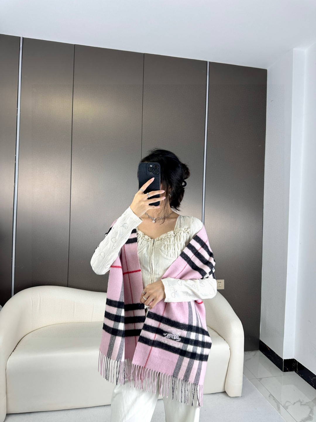 NO:169752,New [Love] Couple Model Burberry New [Double-sided War Horse] is absolutely of great quality and super value. Wear on both sides, one side of plaid, the other side of plain color and silver wire, which is both high-end and conservative!  Cashmere scarf for men and women. The texture is very delicate and the key is that this type is very versatile. You can match it with a casual jacket or a business suit. The material is also very exquisitely selected from Alpine cashmere. Universal couples, super recommended size *35 three colors, high-end scarf, burberry, jackets & coats19860909上新[爱心]情侣款 巴宝莉 新款【双面战马】绝对质量好到爆的超值 两面配戴,一面格子,一面素色加银丝,即高级又保守！男女羊绒围巾.手感细腻度非常好关键这类的非常百搭,可以搭配休闲外套也可以搭配商务西服绝对不会不会搭错的款.选料也是很考究的选自阿尔卑斯山羊绒.男女通用 情侣款超级推荐尺寸*35三色,高版本围巾,burberry,jackets & coats,scarf