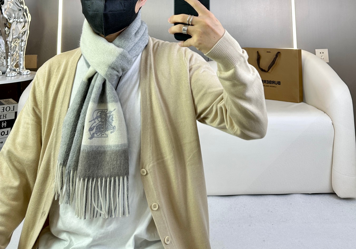 NO:169735,1995, the new counter model was launched (new war horse brand) and the latest model is recommended on Burberry official website. The top cashmere material is very warm, soft and skin-friendly, and the classic Burberry checked design for men and women. Size 32*180cm neutral model. Men and women choose their own color they like. Everyone should have a BURBERRY two-color, high-version scarf, burberry, burberry1986090995年怒推走量新款专柜新款(战马新标)重磅推荐巴宝莉官网最新款 顶级山羊绒材质非常保暖 柔软亲肤,不扎脖经典巴宝莉格纹设计男女通用情侣款尺寸32*180cm中性款男女各自选择自己中意的颜色人人都应该拥有一条BURBERRY二色,高版本围巾,burberry,burberry,scarf