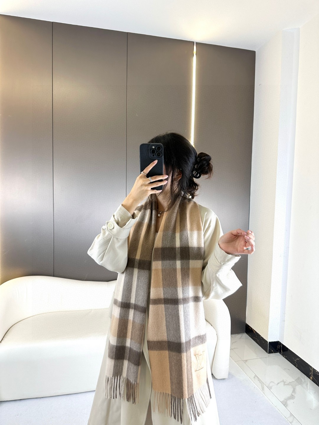 NO:169758,2008Lv Home uses Inner Mongolia's top cashmere, a new universal couple style for men and women. Classic striped plaid, matching it with any clothes is full of fashion!  It's very warm, soft and skin-friendly. The classic design is so beautiful without tying the neck. Hurry up and start with the neutral style. Men and women choose their favorite colors. Material cashmere, size 32x, single color, high-end scarf, louis vuitton198609092008Lv家 采用内蒙古顶级羊绒,新款男女通用情侣款重磅推荐 经典的条纹格子,搭配任何衣服都是满满的时尚感！永不过时非常保暖柔软亲肤,不扎脖经典设计太美了赶紧下手吧中性款男女各自选择自己中意的颜色,材质羊绒,尺寸32x,单一色,高版本围巾,louis vuitton,scarf