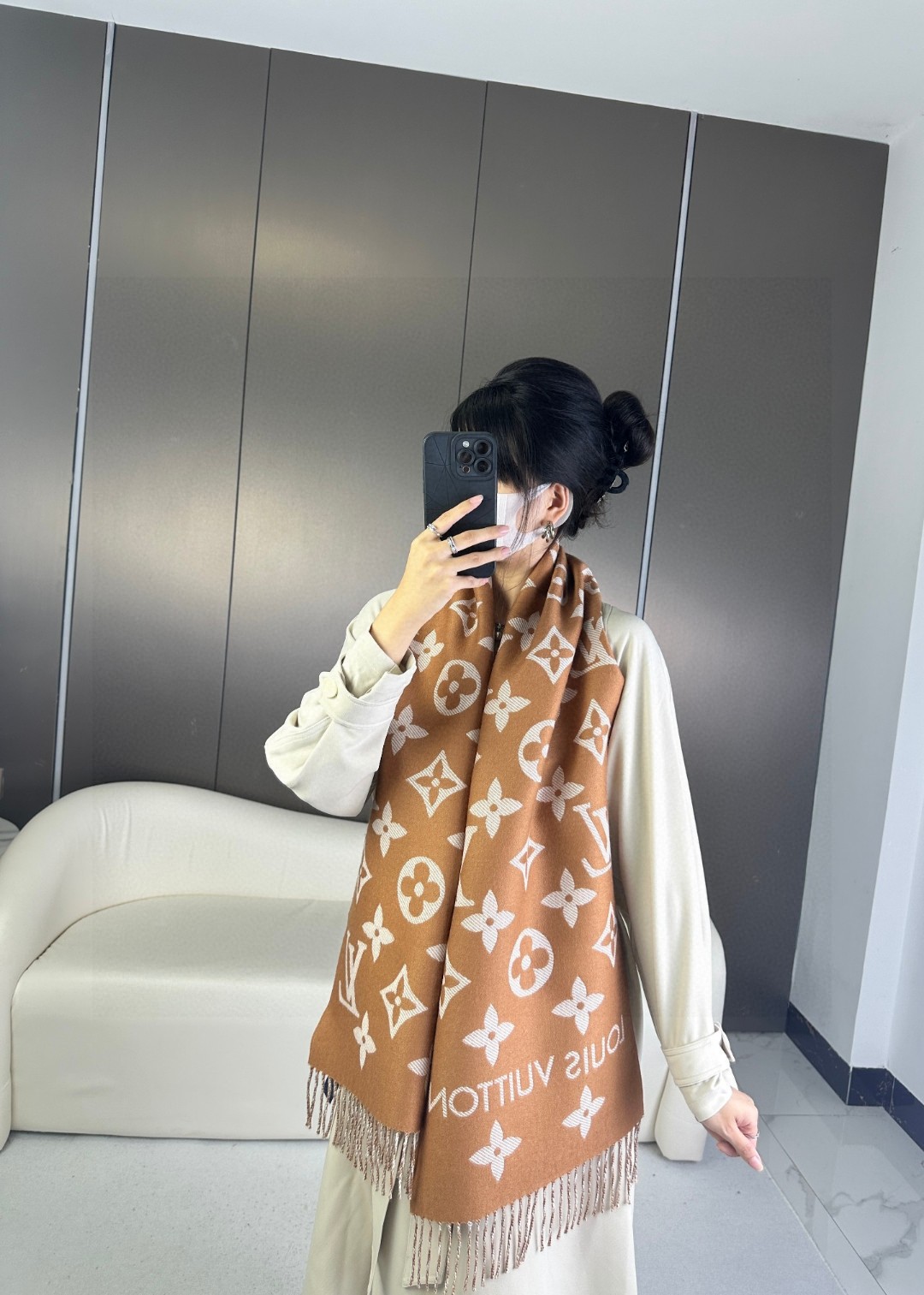 Louis Vuitton LV最新款不撞款 有气场 全网 欢迎比对 老花披肩有了新感觉 真的美爆了 很有质感 产品编号等信息全部一致