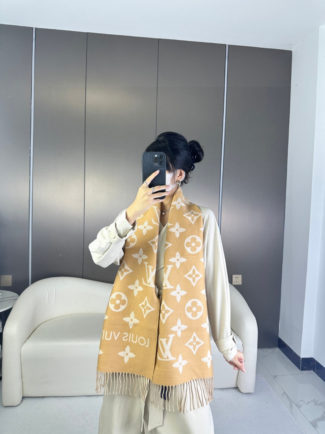 Louis Vuitton LV最新款不撞款 有气场 全网 欢迎比对 老花披肩有了新感觉 真的美爆了 很有质感 产品编号等信息全部一致