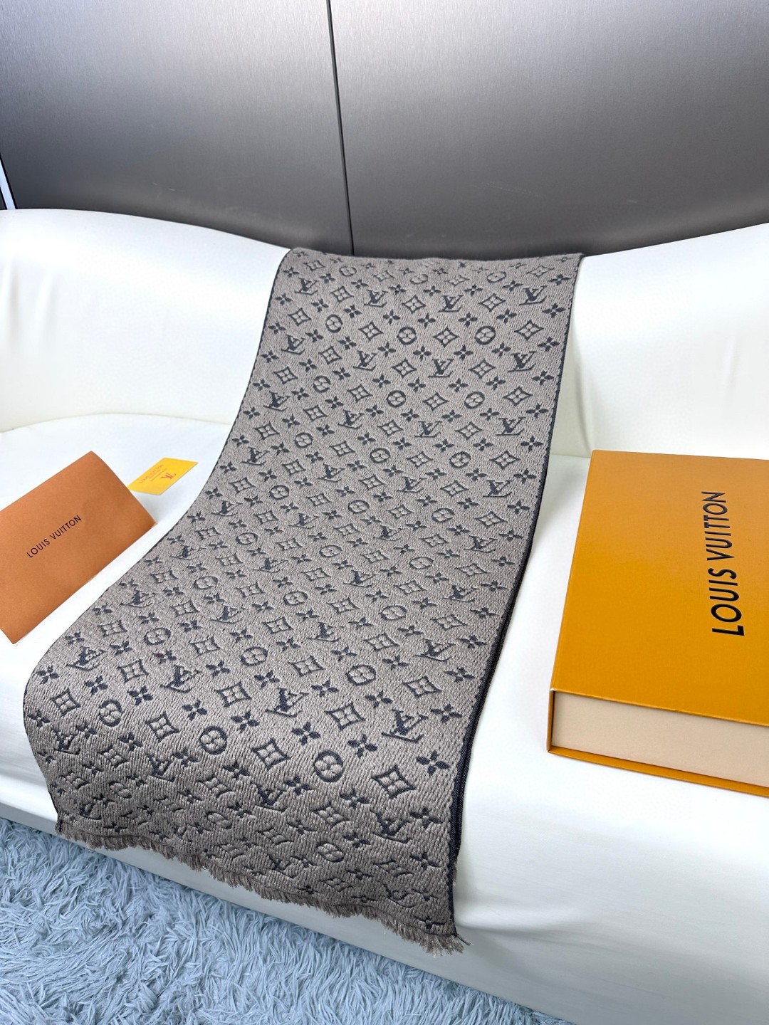 上新！Lv✨超级中意非常稳👍这款LV男士围巾，款式很有男性魅力，是男款里非常Classical的设计，经