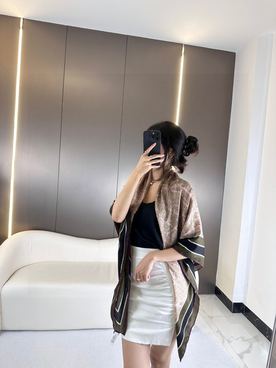 NO:170994,Dior's new cashmere square scarf grabs VIP recommendations. Be sure to start quickly [High-end, love, pure cashmere, baby feels comfortable to touch, and the beauty of women is very rare. You can use it in all seasons to make people very beautiful. The upper body effect is simply beautiful. The quality is perfect. The whole scarf gives people a big brand aura and is very exquisite and beautiful. It is definitely worth buying. Once you get the real thing, you will be glad that you are a beautiful product for women. It is worth evaluating the perfect temperament and taste. Ditails' first choice VIPs. The upper size is 140*140cm, 100% cashmere, high-end scarf, dior19860909迪奥新款羊绒方巾抢VIP推荐 下手一定要快【高端 大爱 纯羊绒 婴儿触感舒服到飞女人尤物 货极少 四季都可以用真心美的让人非常非常心动 上身效果简直美翻了 品质非常完美 整个围巾给人大牌气场的同时又非常精致秀丽绝对值得入手的新款 实物一拿到就会庆幸自己是女人的绝美好货 值得品鉴完美气质品味Ditails首选VIP们 上尺寸140*140cm,百分百山羊绒,高版本围巾,dior,scarf