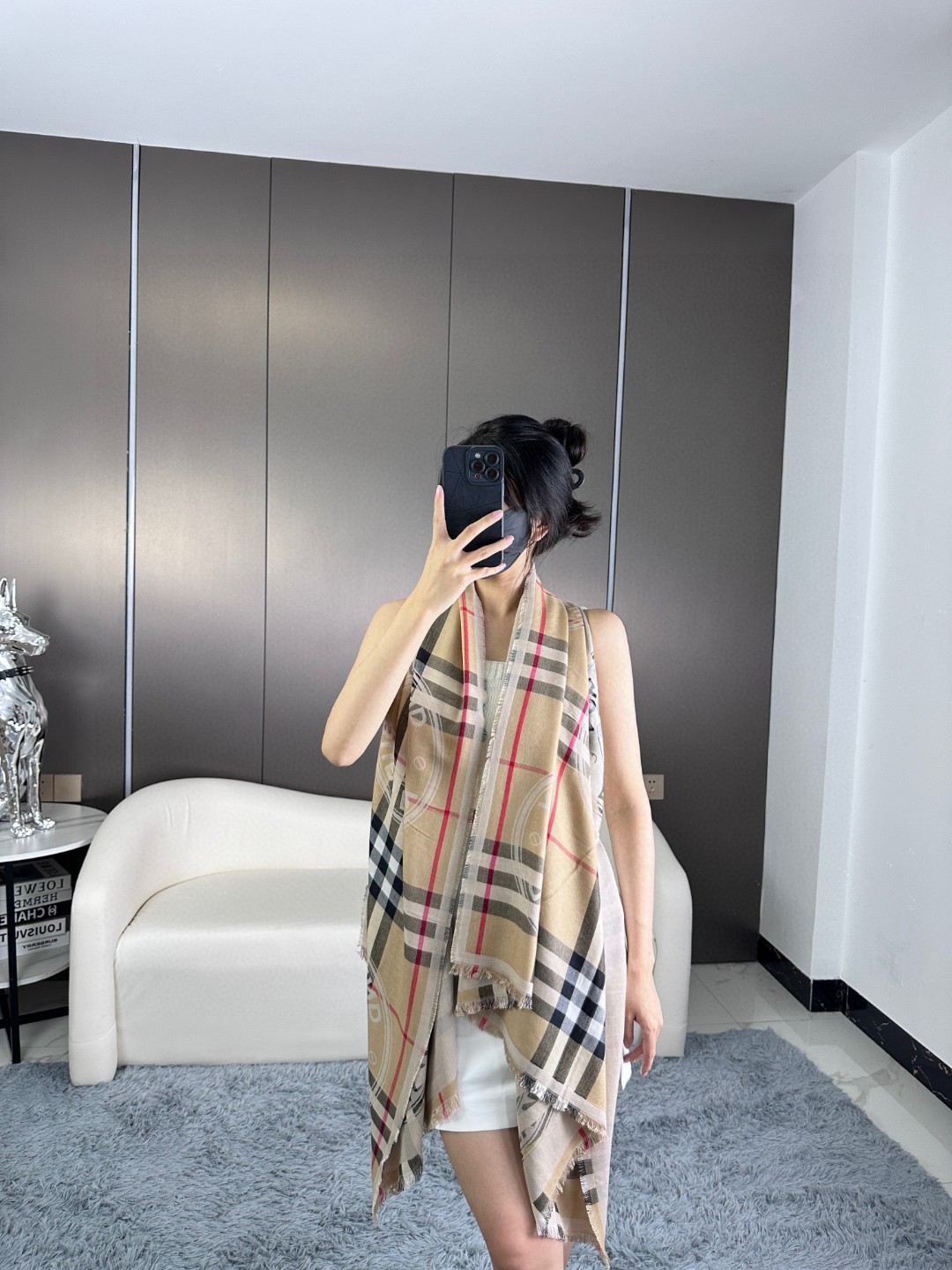 NO:171000,The classic letter plaid of Burberry is a iconic logo that has lasted for a century. This year, the Vintage trend has swept the world~~ The medieval series has become popular all over the world. For the cutting-edge fashion, you should quickly pack a solid long scarf. It looks good and versatile...*200 specifications, it is outstanding when you put it on your body, and the moderate price is more suitable for running volume..., high-version scarf, burberry19860909上新巴宝莉经典的字母格子是延续了一个世纪的标志性logo,今年Vintage风潮席卷全球～～中古系列全线翻红. 时尚前沿的你赶紧收一条实的长巾吧 好看又百搭…*200 的规格,随意在身上一搭就很出众,适中的价格更适合跑量…,高版本围巾,burberry,scarf