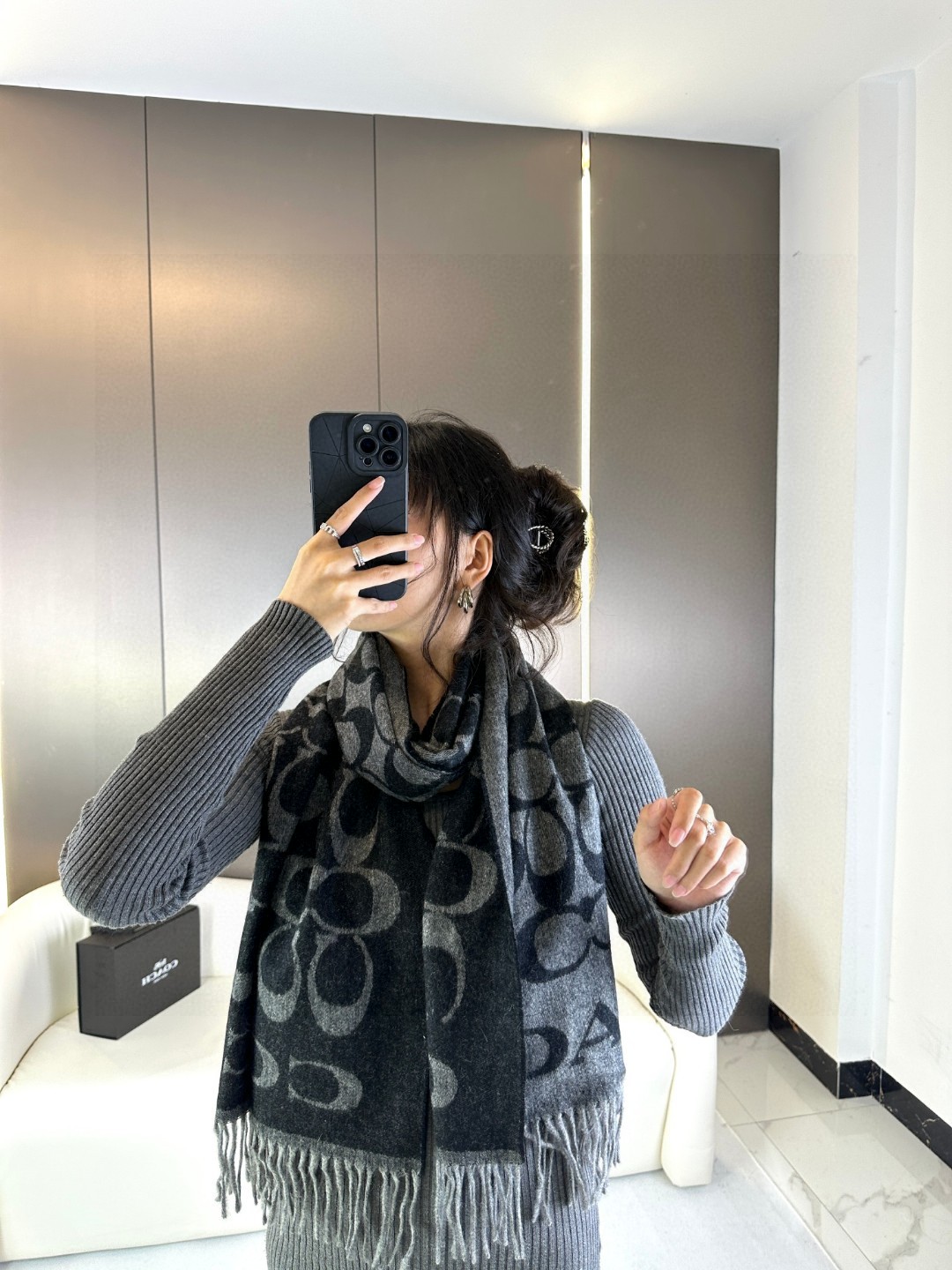 NO:170974,Coach New model is here!  Coach hit!  The three-color shawl is so beautiful!  Not only has its appearance but also its quality, 97 wool   3 cashmere, it feels super soft and comfortable, with a size of 195×53cm, and the overall width is OK, it is considered a small shawl. The front and back are complementary colors, one side is a dark logo with a light color bottom, and the other side is a opposite color. The autumn and winter scarf must be used as this one!  , high-version scarf,coach,coach,shawls19860909蔻驰 新款到！Coach爆款！三色披肩也太好看了吧！不仅有颜值还有品质,97羊毛 3羊绒,手感超级软糯和舒服,尺寸195×53cm,整体宽度还可以,算是个小披肩.正反面做的互补色,一面是深色logo搭配浅色底,另一面是相反色,秋冬围巾一定要冲这一条！,高版本围巾,coach,coach,shawls,scarf