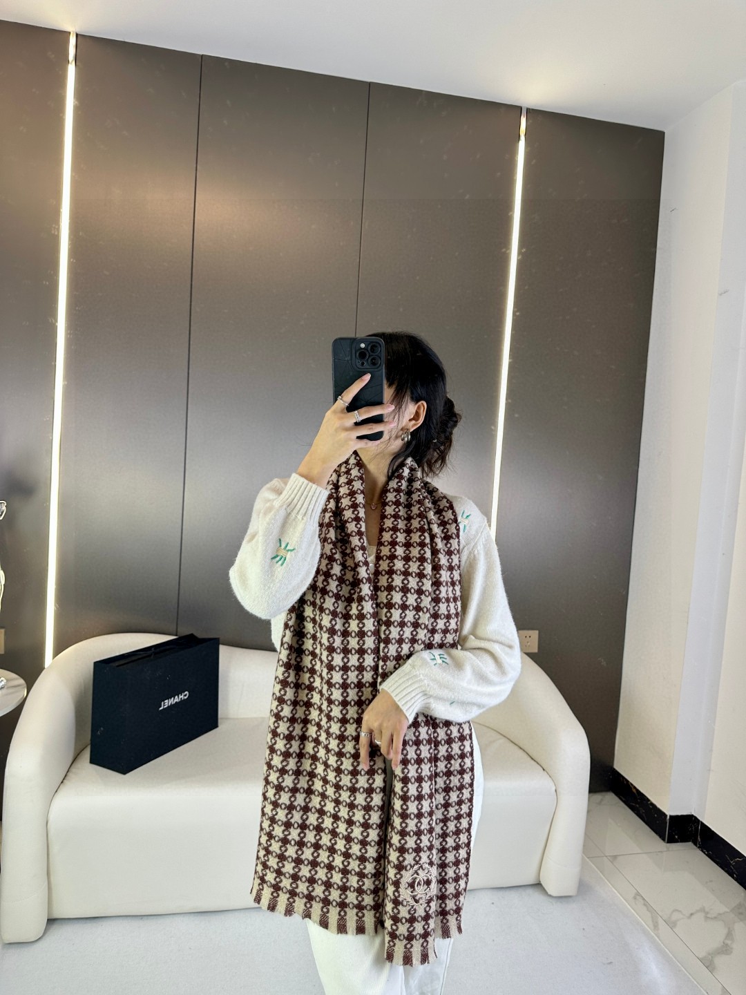NO:170977,Chanel's new style is really invincible and classic. It's not tacky bleaching. It's just the original color, a high-end color scheme with a little rice. ~ 100% pure cashmere ~ Specifications 30*190 houndstooth scarf, which makes people love it and feel as soft as clouds. If you see the real thing, you will know what makes Suo scarf pale, and you will debut in the C position!  The skin is so soft that the heart melts and will not prick at all!  , High-version scarf, chanel19860909香奈儿新款 此款系色调真的无敌经典了.不是俗气的漂白.就本色调,带点米的高级配色.～百分百纯山羊绒～ 规格30*190千鸟格围巾,让人爱不释手,触感如云朵般柔软.如果你看到实物,就知道什么是让suo有围巾黯然失色,妥妥的C位出道！ 接触皮肤软到心都化了,一点也不会扎！,高版本围巾,chanel,scarf