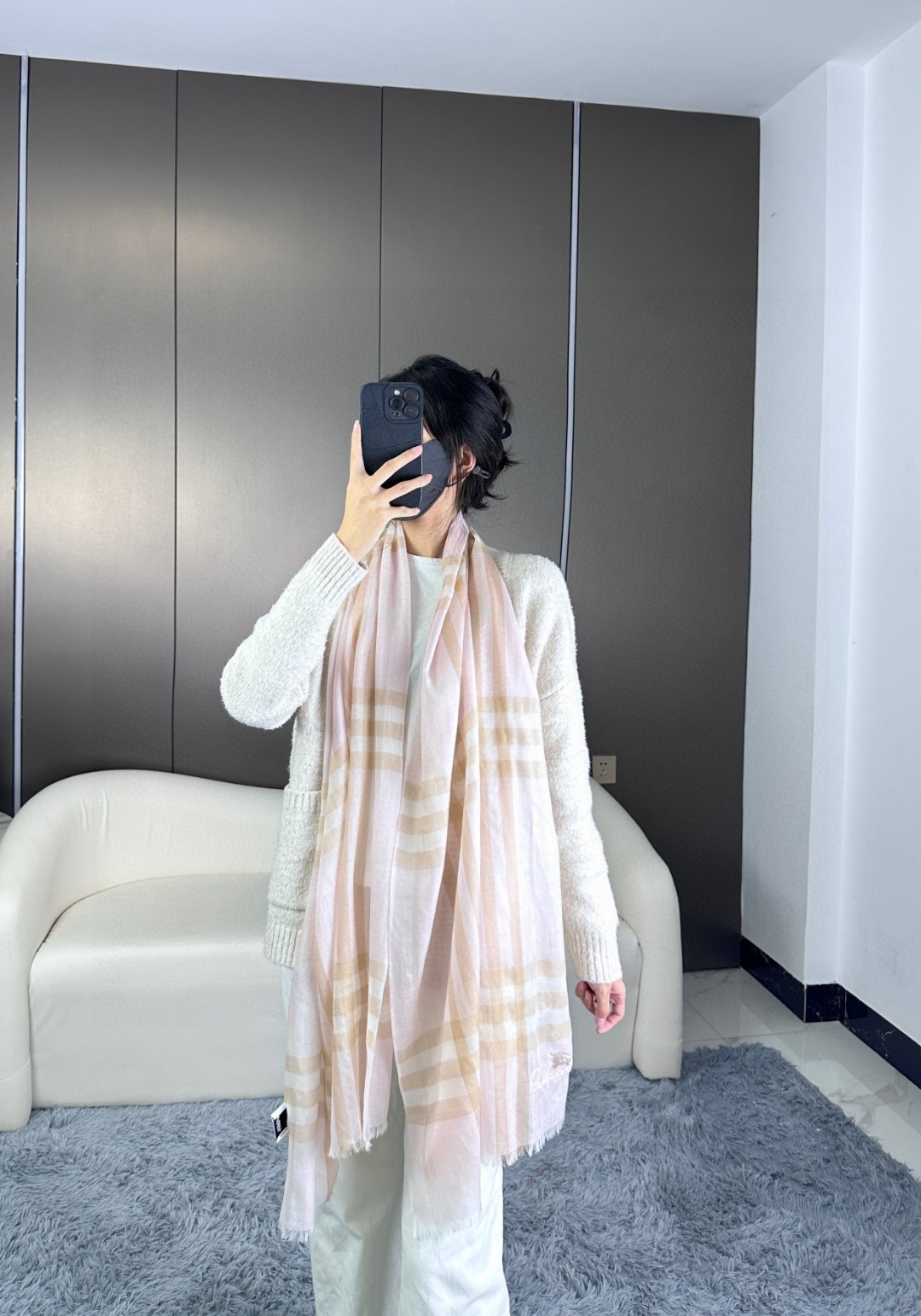 NO:170992,New!  BURBERRY, a thousand-year classic model [Cashmere Scarf] is beautiful [Tearing] The imperial palace-level classic plaid cannot be missed. The counter is on sale. It is extremely beautiful. Really, the upper body is extremely skin-skin-colored. If you look good, you can see it yourself. Size 110*220cm, top cashmere, three colors, high-end scarf, burberry, burberry19860909上新！BURBERRY巴宝利 万年经典款【羊绒长巾】美翻了[流泪]御用殿堂级极品经典格子不容错过 专柜在售 美丽至极 真的 上身极为衬肤色 百搭 好看不好看自己看吧 尺寸110*220cm,顶级羊绒,三色,高版本围巾,burberry,burberry,scarf