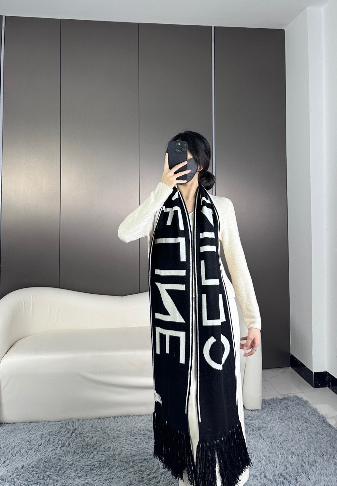 NO:171608,The first scarf this winter can circle the earth twice!  I fell in love the moment I saw it. It was unexpectedly beautiful and not bad. This year, many scarves are light-colored, black and white scarves are rare, black and white combinations are very versatile, and cel*ne English letters are very classic!  Imported wool cashmere yarn, soft, fluffy and warm, 90 wool 10 cashmere. 22*220cm double-layer jacquard technology, high-version scarf19860909今年冬天的第一条围巾,可以绕地球两圈！看到的一瞬间就爱了,意外好看且不烂大街.今年好多围巾都是浅色系的,黑白围巾很少见,黑白搭配很百搭,cel*ne英文字母很经典！进口羊毛羊绒纱线,软糯蓬松好温暖,90羊毛10羊绒.22*220cm双层提花工艺,高版本围巾,scarf