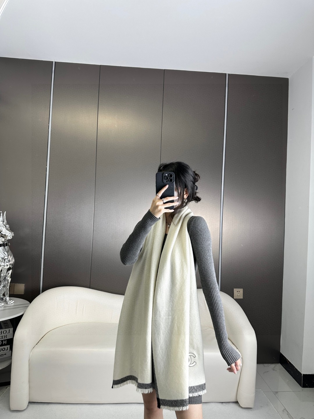 NO:171588,Chanel (CHANEL) annual limited edition [Double C knitted shawl] exclusive channel original original product, special counter inspection at will, the latest annual masterpiece, top high-end customization, Italian imported cashmere fabric with high-end Chanel LOGO simple, literary and elegant combination, the fabric is soft and comfortable, easy to shape, especially versatile, the herringbone three-dimensional texture highlights the three-dimensional feeling, making fashion easy. The fabric is Italian customer-supplied cashmere, technology that cannot be made of ordinary cashmere, specifications 50*210cm. The most awesome item in autumn and winter, high-version scarf, chanel, chanel, shawls19860909香奈儿（CHANEL）年度限量款【双C针织披肩】独家渠道原单正品,专柜随意验货年度最新力作 顶极高端定制,意大利进口羊绒面料搭配高端香奈儿LOGO简约 文艺 气质结合于一体 面料柔软舒服 容易造型 特别百搭 人字纹立体纹理凸显立体感 让时尚变得轻而易举.面料意大利客供山羊绒,普通羊绒做不出来的技术,规格50*210cm.秋冬最最牛的单品,高版本围巾,chanel,chanel,shawls,scarf