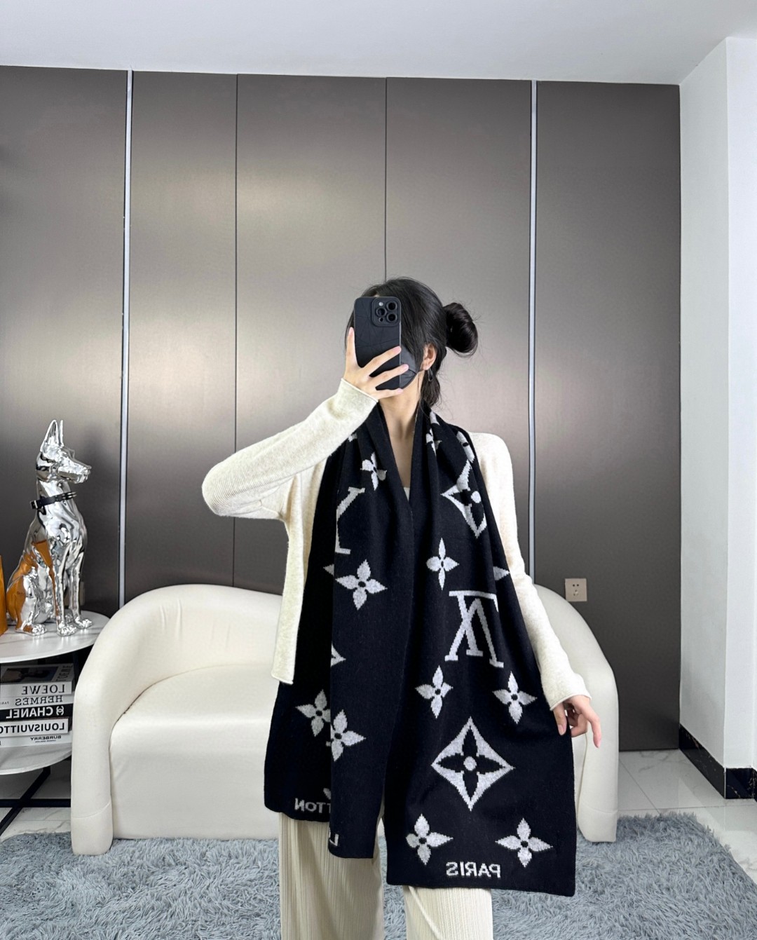 NO:574288,150 hot new items!  The latest couple's LV exclusive goods. Luxury is all in the size. High-end quality and super high cashmere quality will be favored by this brand. This quality is a rare knitted scarf on the market. It is really a super high-end product. Only such a big brand can have it. Every color is a big favorite and every color is reserved. Selling one less good product. Imported knitted cashmere, size 180*32, 4 colors high version scarf, high version scarf, louis vuitton19860909150 爆款上新 ！最新情侣款LV 独家牛货 奢华尽在尺寸之间,高端品质具有超高羊绒品质才会被此品牌青睐这种精品是市场上及其少见的围巾针织,真是超级高端货只有这种大品牌才会拥有每色都是大爱每色都留.卖一条少一条的好货 进口针织羊绒 尺寸180*32,4色高版本围巾,高版本围巾,louis vuitton,scarf