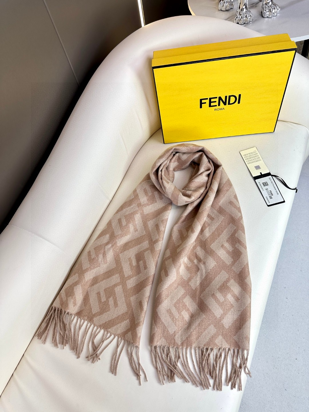 年FENDI双F流苏羊绒长巾最新款！极度舒适的低饱和度编织罕见之至的buling游离金丝纱线高级感飙升经