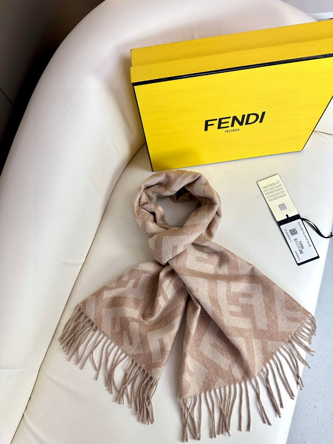 年FENDI双F流苏羊绒长巾最新款！极度舒适的低饱和度编织罕见之至的buling游离金丝纱线高级感飙升经