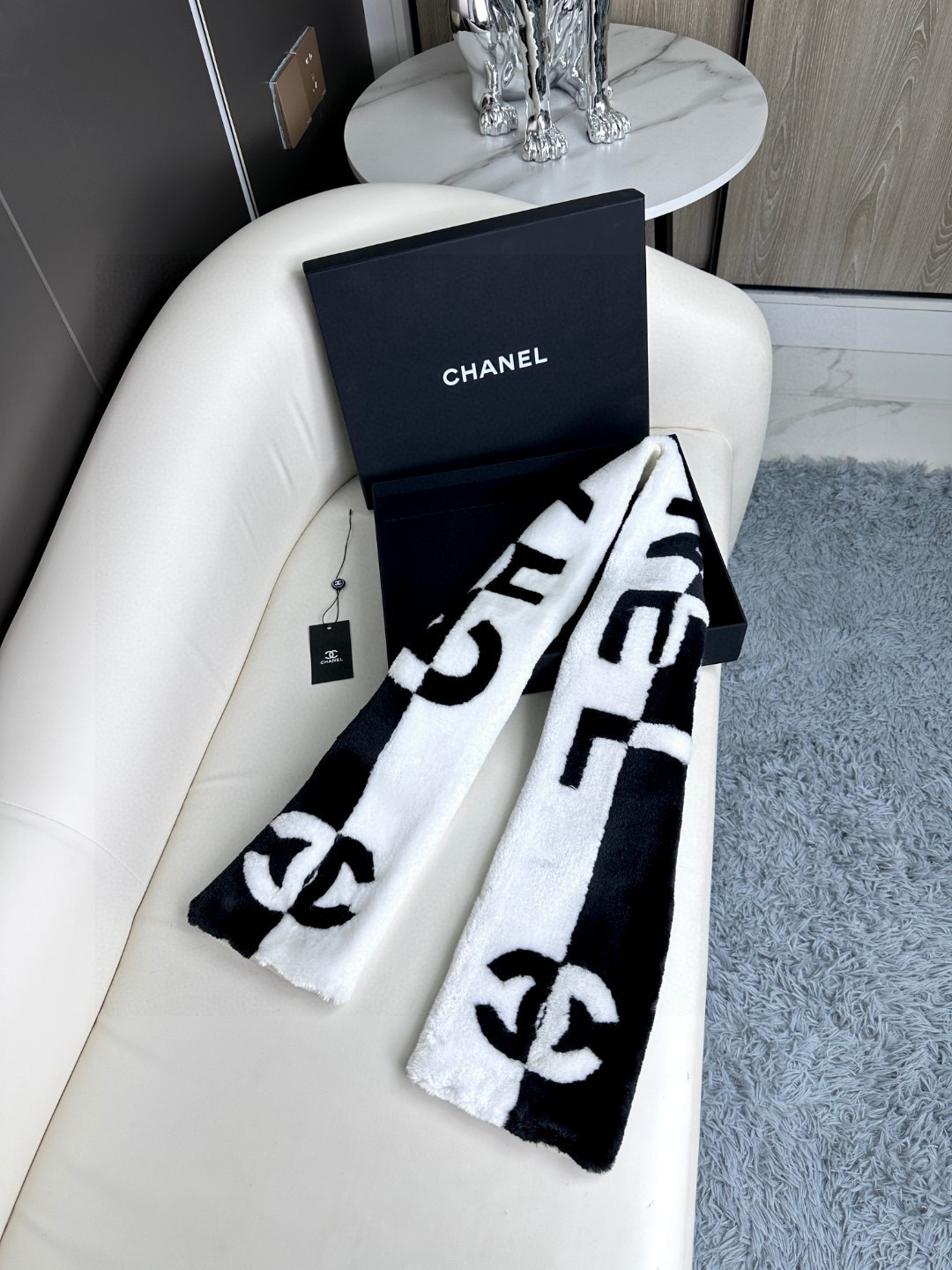 ️超级保暖Chanel秋冬新款！！！简约奢华大气白富美进口人工皮草和羊绒的结合高级的范畴已不只是围巾披肩