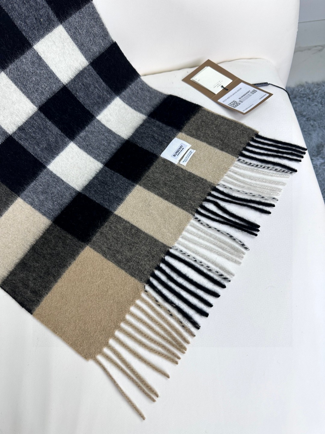 王牌口碑burberry深度经典羊绒格子围巾️专柜最新品相目前专柜都换上了新标经典中的经典.全品相️其他