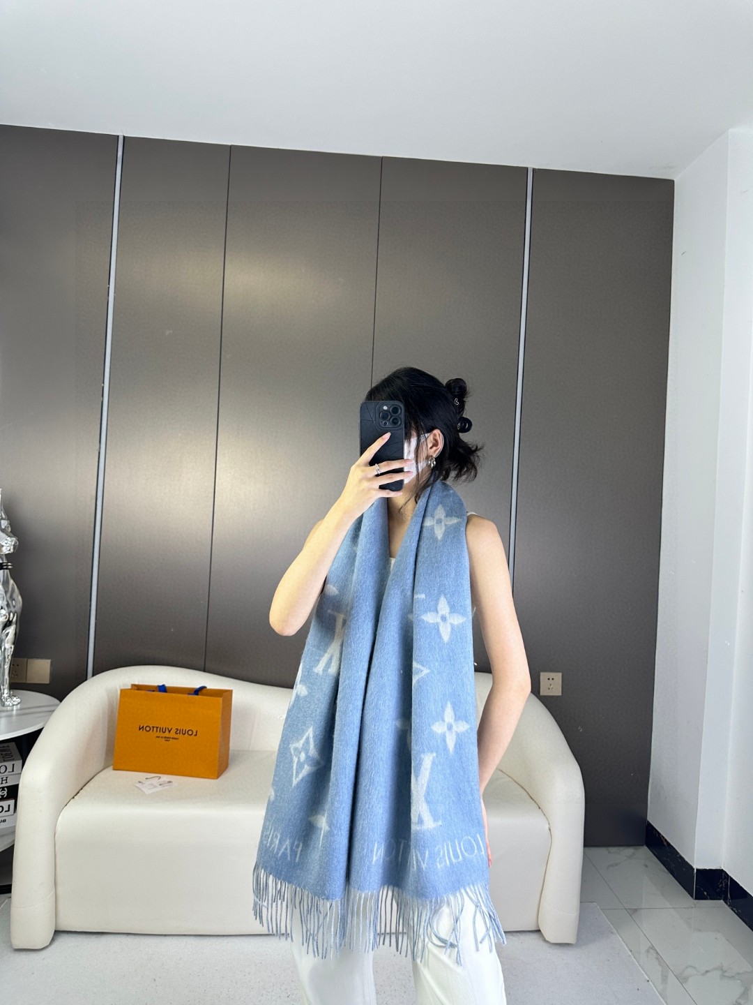 NO:171908,Give a full set of packaging boxes in the pictures!  Lv Donkey Brand # Double-sided cashmere scarf 