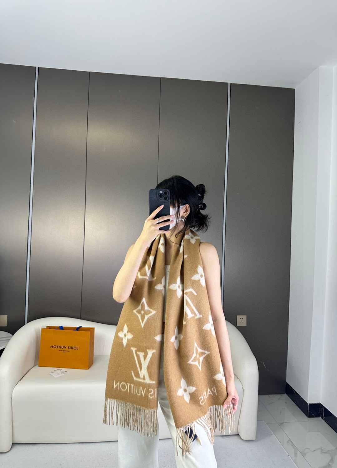 NO:171913,Give a full set of packaging boxes in the pictures!  Lv Donkey Brand # Double-sided cashmere scarf 