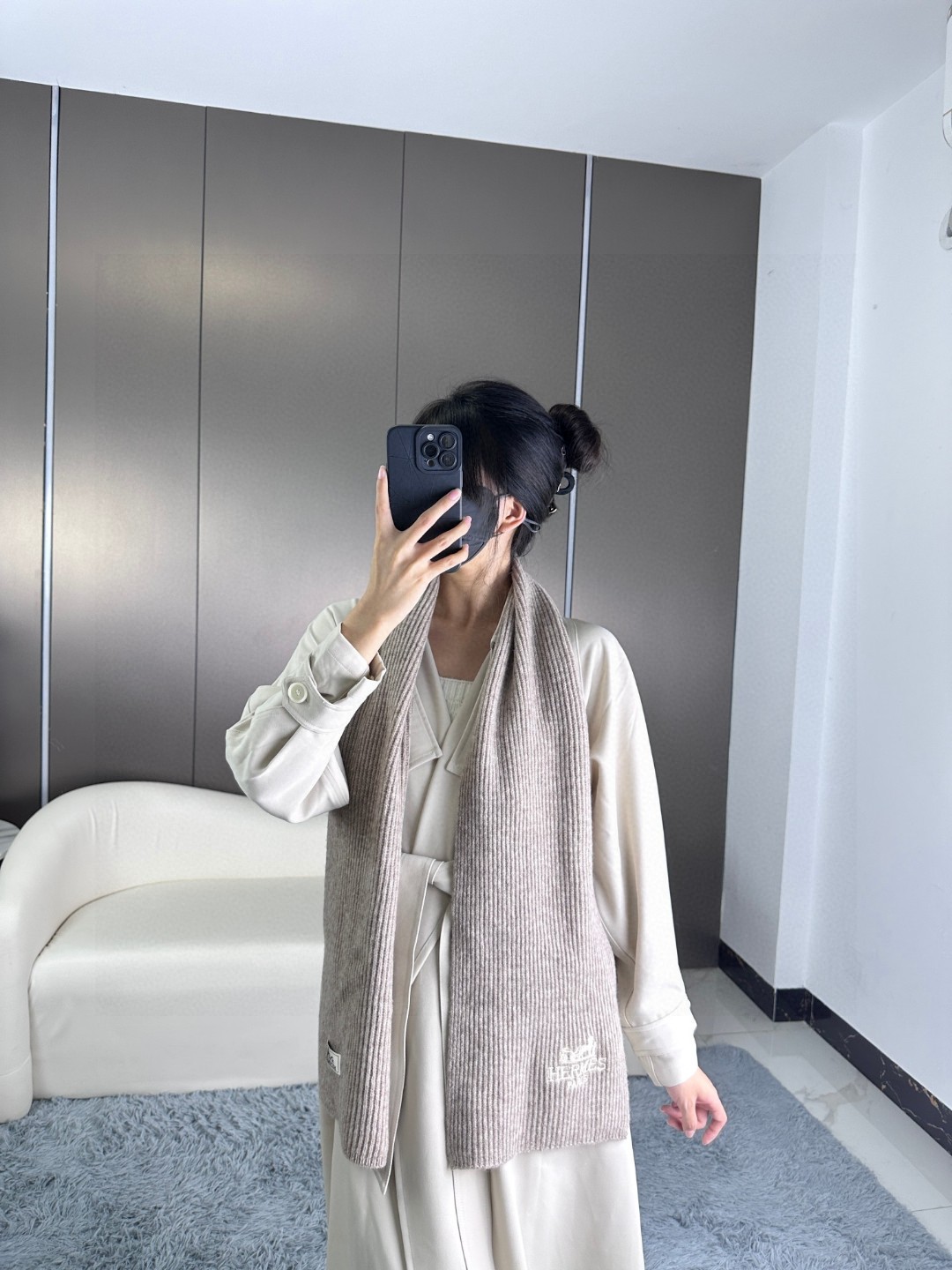 NO:171884,The latest model of the hottest Hermes official website, the latest knitted scarf for men and women, couples cashmere knitted material, is the best at understanding men's taste!  Simple and luxurious, no matter how you match it, you won’t make any mistakes. This one is really the favorite of every man!  100 likes on the upper body. You can buy one of each color. Small size is best for tasteful men, and it won’t be exaggerated!  Soft and skin-friendly, no neck tugging specifications 25X170cm, high-version scarf, hermes19860909爆款上新爱马仕官网最新款男女针织围巾情侣款羊绒针织材质最懂男士的品味！简单奢华,无论怎么搭配都不会出错,这款真的是每个男士的最爱！上身100个赞 每个色都可入手一条,小规格的尺寸最适合有品味的男士,不会浮夸！柔软亲肤,不扎脖规格25X170cm,高版本围巾,hermes,scarf