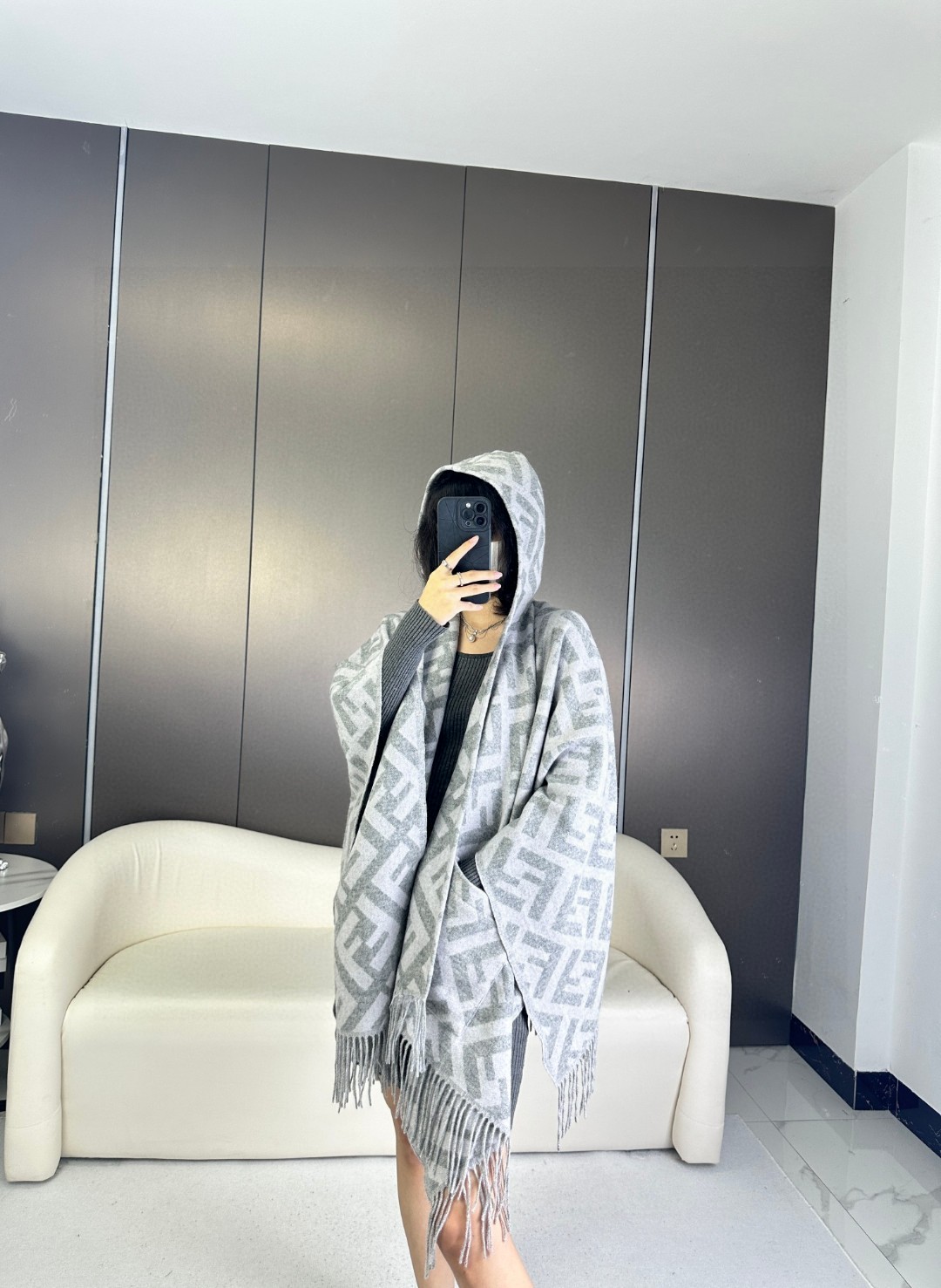 NO:171903,[Synchronous counter!  Fendi Limited Hooded Cape Shawl】High-up!  !  Made in pure cashmere!  !  This FF cloak is a new limited edition Fendi Fendi autumn and winter style!  It has a hooded design and a large pocket decoration, which is more aura!  !  !  The counter is also a new product that has just been launched!  Selling w , Fendi's cloak design makes her legs look long!  !  Can be used as cloaks, cloaks, and tops!  The styling function is very powerful!  The real thing is really great!  !  !  The process is very difficult!  !  !  The overall is also very thick and requires high raw materials!  Thick and soft!  !  , high-version scarf, fendi, fendi, shawls, hats19860909【同步专柜！Fendi限量款连帽斗篷披肩】重磅！！纯羊绒打造！！此款FF披风是Fendi芬迪秋冬限量新款！有连帽的设计,还有大口袋的装饰,更具气场！！！专柜也是刚上架的新品！售w＋,芬迪的斗篷设计非常显腿长！！可以用为披风,斗篷,上衣！造型功能很强大！实物真的很赞！！！工艺难度非常大！！！整体也很厚实,对原材料要求很高！厚而柔软！！,高版本围巾,fendi,fendi,shawls,hats,scarf