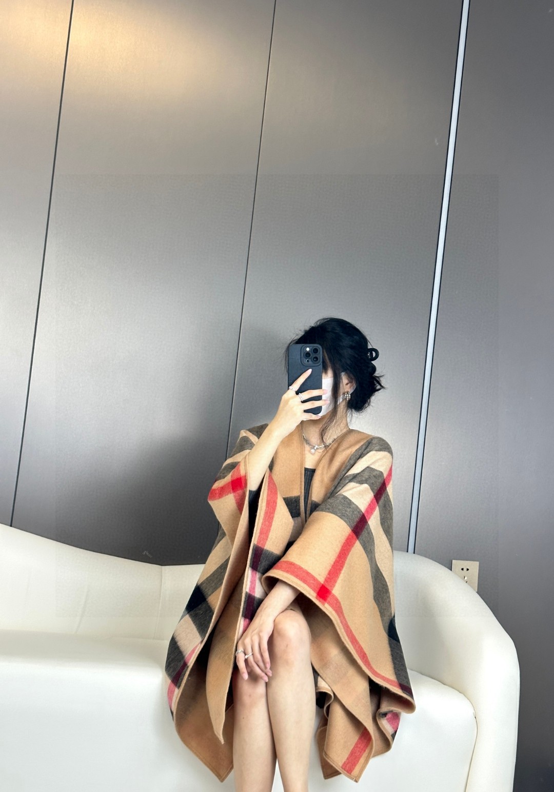 NO:171898,New!  【High quality!  !  Real benefits!  !  】【Although I compare the quality of my house with any product on the market!  】The most awesome original order in history, [Bobli Double-sided Cloak] The classic among the classics. This batch of original orders is all included. It was originally customized export orders. However, it was detained for unknown reasons. Qc and revealed the reason for the retention. This AB side effect is difficult to weave. It is expected that the counter price is 0 . It can be compared with cashmere coats and can be worn on both sides. If you don’t buy it, you can buy it. The original tag belt is anti-counterfeiting 140*140.95 cashmere 5 wool international standard. More than 95 are pure cashmere light counters. This order is arranged in the beginning of the year and weaving in the real corner bag edges and other details. High-end people don’t take hundreds of them home and go home to have fun. High-end scarves19860909上新！【高品质！！真真正正的福利！！】【尽管拿市面上任何一家的货来对比我家品质！】Bu史上最牛掰的原单货,【博柏利双面斗篷】经典中的经典.这批原单全包.本来订制出口单.但是不明原因被扣留,Qc并于透露滞留原因介绍这款AB面效果很难织造预计专柜售价0 .可以和羊绒大衣媲美的实用东西而且双面可以两穿.不买它买谁而且原标原吊牌带防伪140*140.95羊绒5羊毛国际标准.超过95都是纯羊绒光专柜这个单都是年初4月份就开始安排纺纱织造看看真角包边等细节高端识货的还不拿上几百条回家偷乐去,高版本围巾,scarf