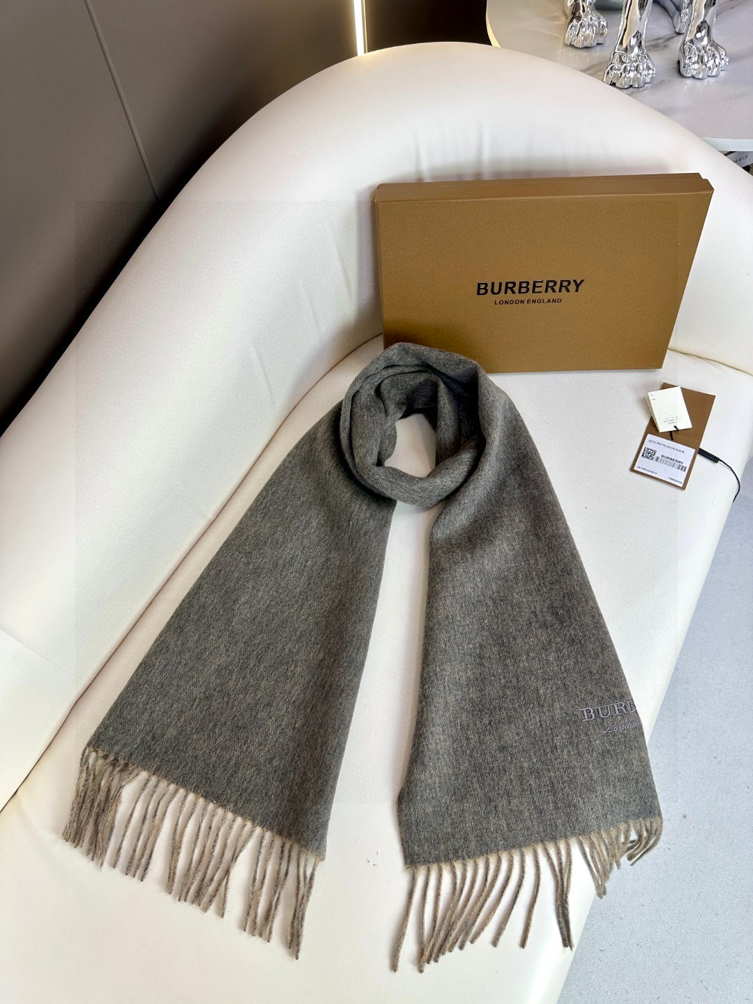 BURBERRY巴宝利2023巴黎时装展双面羊绒围巾！采用蒙古高原细羊绒！手感满满地都是细腻的绒毛！这个