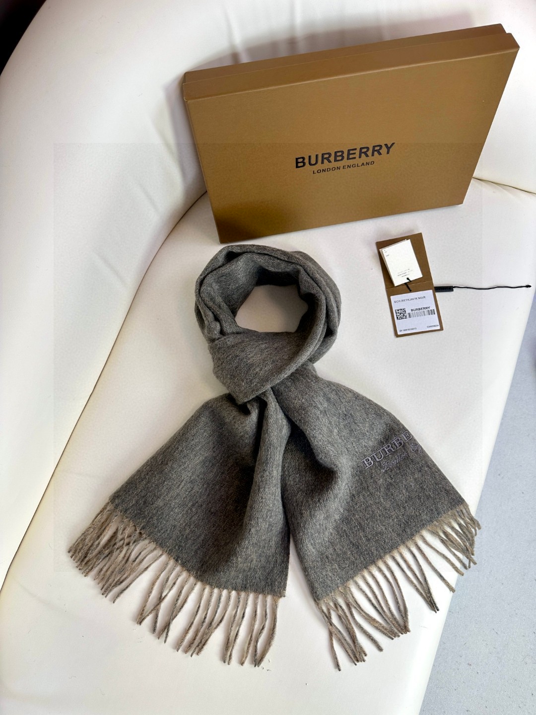 BURBERRY巴宝利2023巴黎时装展双面羊绒围巾！采用蒙古高原细羊绒！手感满满地都是细腻的绒毛！这个