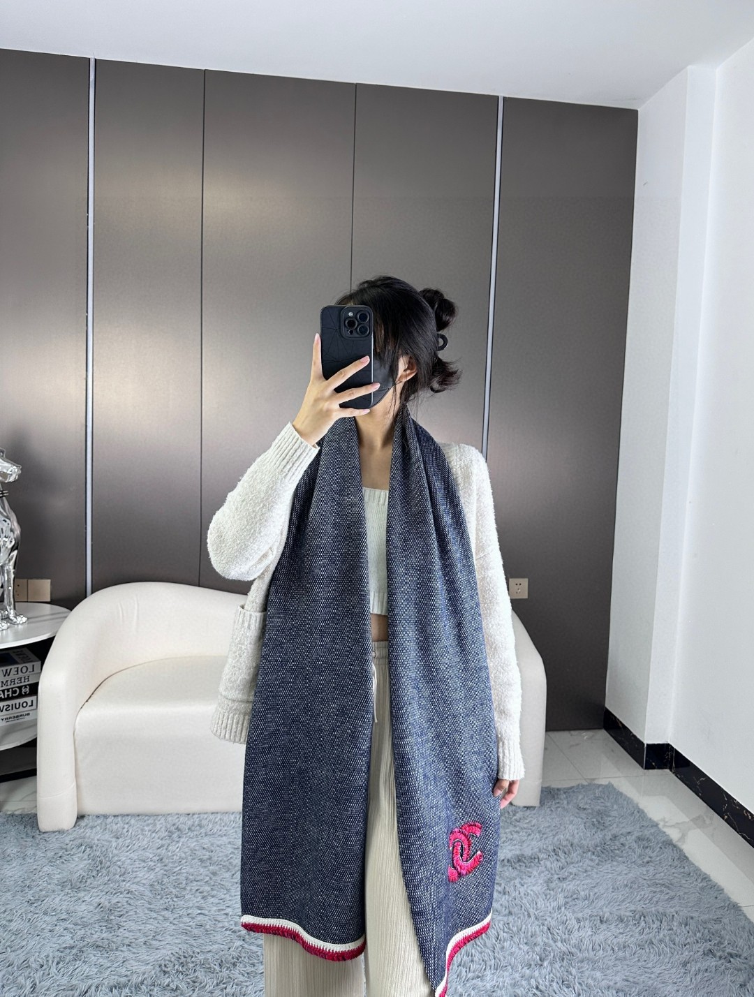 NO:172742,New!  Chanel's original order goods arrived!  Be a Chanel-like woman. Beautiful and elegant. Noble and elegant. Sexy personality. A heart that is like the sea. It can accommodate everything. Live the unique look you want most. The visual effect of thick needles. It can be matched with a fashionable style or an elegant coat or an autumn and winter. The most popular knitted skirt. Pure velvet texture. Soft and skin-friendly. Pure colors. Noble and elegant. Double C logo is highly recognizable. Product name: Xuanya knitted. Fabric cashmere. Size 35*220 colors beige. Blue. Black and gray. High-version scarf. Chanel, skirts.19860909上新！香奈儿原单货品到货！做一个香奈儿一般的人女人 清丽淡雅 高贵优雅 性感个性 一颗如海的心 可以包容一切 活出自己最想要独特的样子 粗针视觉效果 即可以搭配休时尚风格也可以搭配优雅的大衣或者秋冬当你最流行的针织裙装 纯绒的质地 柔软亲肤  纯净的色彩 高贵优雅 双C logo辨识度极高 品名:炫雅针织 面料羊绒 尺寸35*220颜色米色 蓝色 黑灰,高版本围巾,chanel,skirts,scarf