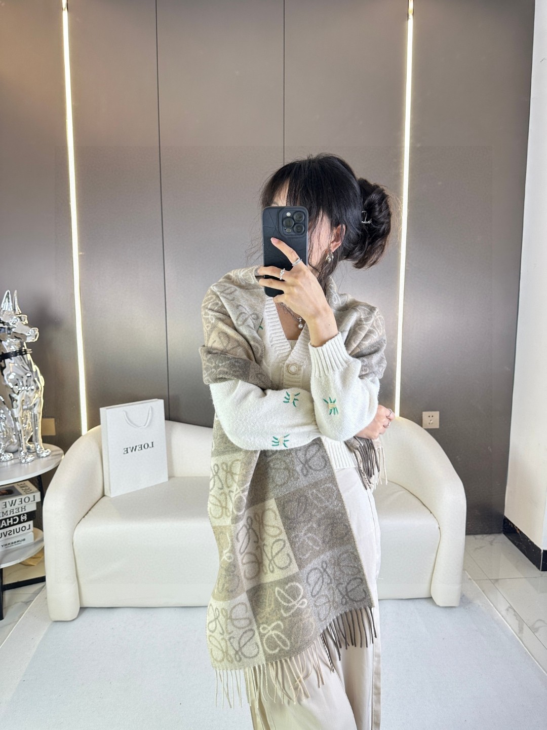 NO:172747,Product name: New two-color checkerboard fabric wool cashmere size 40*180 (not included) Color Beige New upgraded color textile, fuller color, more delicate feel, upgrade from the root of yarn, the real quality is the preferred wool and cashmere scarf, excellent skin feeling, soft and glutinous Real cashmere Real cashmere texture Two-color checkerboard scarf, decorated with Anagram pattern throughout the body. The retro style is perfectly fusion of four colors, unique color charm, low-key and luxurious, it is hard to forget when you see it. On cold days or mild nights, high-end scarf19860909品名:新双色棋盘格 面料羊毛羊绒 尺寸40*180（不含须） 颜色 米色 全新升级色纺织造 色彩更饱满 手感更加细腻 从纱线的根源升级 才是真正的品质优选 羊毛和羊绒围巾 肤感极佳 软软糯糯 真正的羊绒 真正的羊绒质感 双色棋盘格围巾,通身饰有Anagram图案. 复古风四色拼接完美融合 独特的色彩魅力 低调华贵 让人入眼就难以忘记 在寒冷的日子或温和的夜晚,高版本围巾,scarf