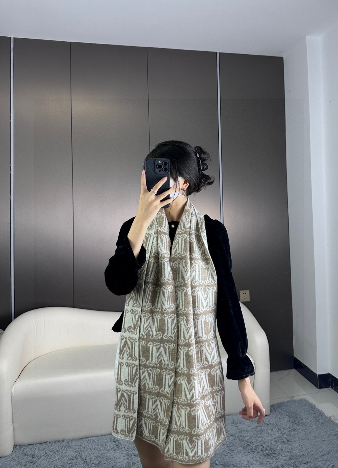 NO:172752,Max Mara GZ latest model [M knitted cashmere long scarf] is very versatile and popular. The real thing is really beautiful. Knitted jacquard LOGO, both LOGO design and fabric are very in place. Details can be seen. The whole scarf gives people a big brand aura and is very exquisite and high-end VIP recommended a new model that is definitely worth buying. The size is 30.180cm top knitted cashmere long scarf., high-version scarf19860909Max Mara家GZ最新款【M针织羊绒长巾】非常百搭爆款哦 实物真心美 针织提花LOGO无论LOGO设计以及面料都是非常到位细节都可见整个围巾给人大牌气场的同时又非常精致高端VIP推荐绝对值得入手的新款 尺寸30.180cm顶级针织羊绒长巾.,高版本围巾,scarf