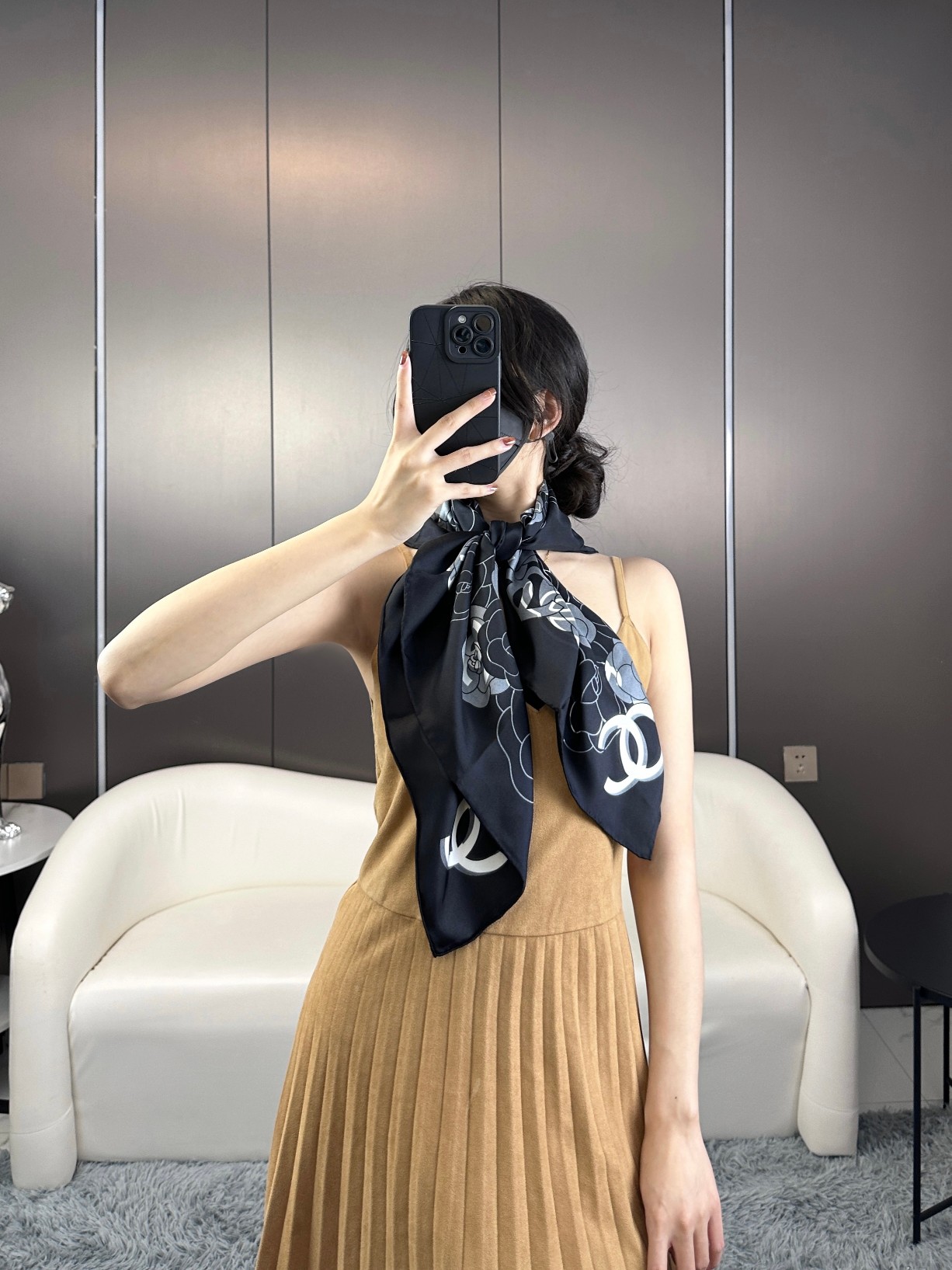 NO:173034,The newcomer is really irresistible to Xiaoxiang's scarf! The key is that this one is so special, with a double-sided color, one side of camellia, and the other side of classic double C. One is two scarves with scarves. Size 90*90~[18 Mm], a high-version scarf19860909上新对于小香的丝巾真是难以抗拒!关键这条还这么特别,双面色,一面山茶花,另外一面经典双C.一条当两条用了围巾丝巾 尺寸90*90～【18姆米】,高版本围巾,scarf