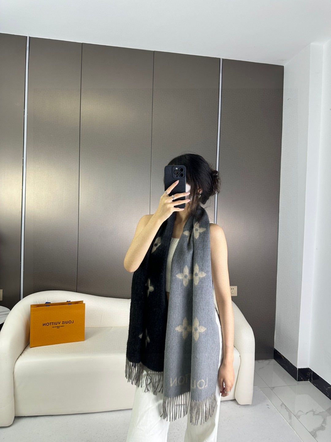 NO:173070,Lv can use a scarf for life. A classic that never goes out of date” Donkey brand # Double-sided cashmere scarf Cashmere material is not tied at all. It can be used as a scarf or as a shawl. Double-sided different color jacquard. The colors and patterns on both sides are completely opposite. The design is really heart-warming. Wear two scarves for a scarf. Absolutely great value. Size 190 x 45 cm. Cashmere, high-end scarf, louis vuitton, louis vuitton, shawls19860909Lv可以用一辈子的围巾 永不过时的经典” 驴牌 # 双面羊绒围巾 羊绒材质 一点也不扎 可以当围巾也可以当做披肩 双面异色提花 两面完全相反的颜色及图案 设计真的非常走心 一条围巾的钱戴两条围巾 绝对超值 尺寸 190 x 45厘米 材质羊绒,高版本围巾,louis vuitton,louis vuitton,shawls,scarf