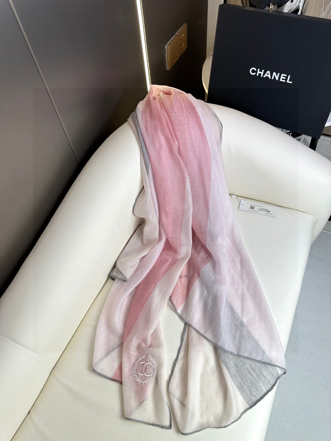CHANEL2023新款到重点推荐！！！高级舒适时髦气质香奈儿这款触动内心的柔美围巾无法模仿的颜色和气质