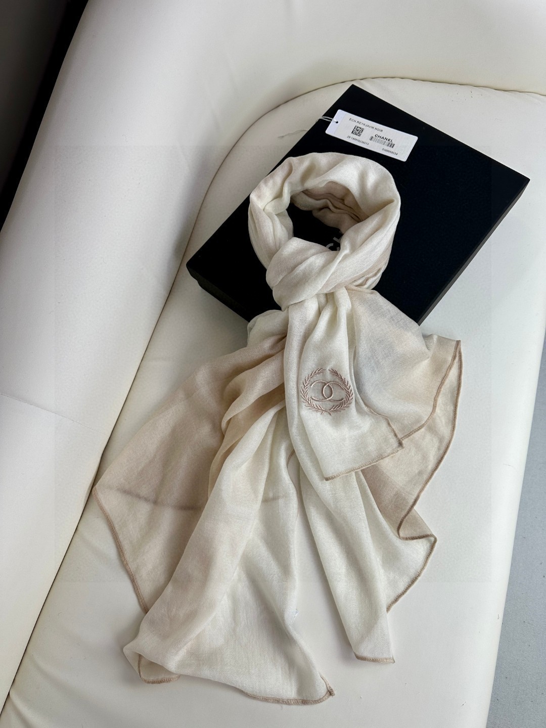 CHANEL2023新款到重点推荐！！！高级舒适时髦气质香奈儿这款触动内心的柔美围巾无法模仿的颜色和气质