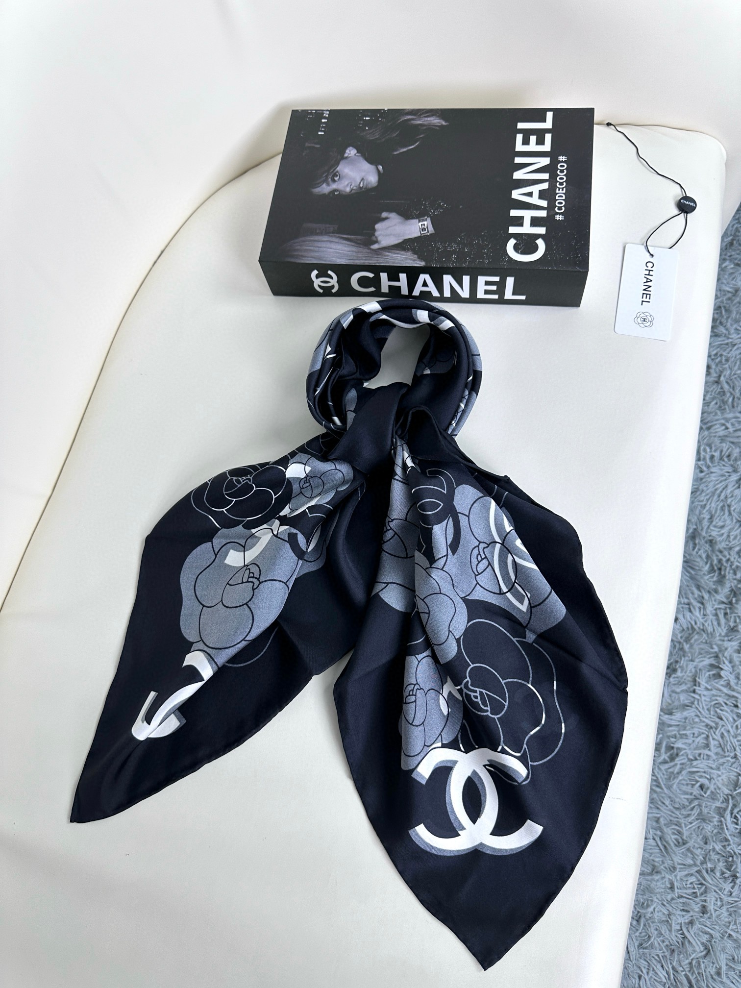 上新💞对于小香的丝巾真是难以抗拒!关键这条还这么特别，双面色，一面山茶花，另外一面经典双C。一条当两条用