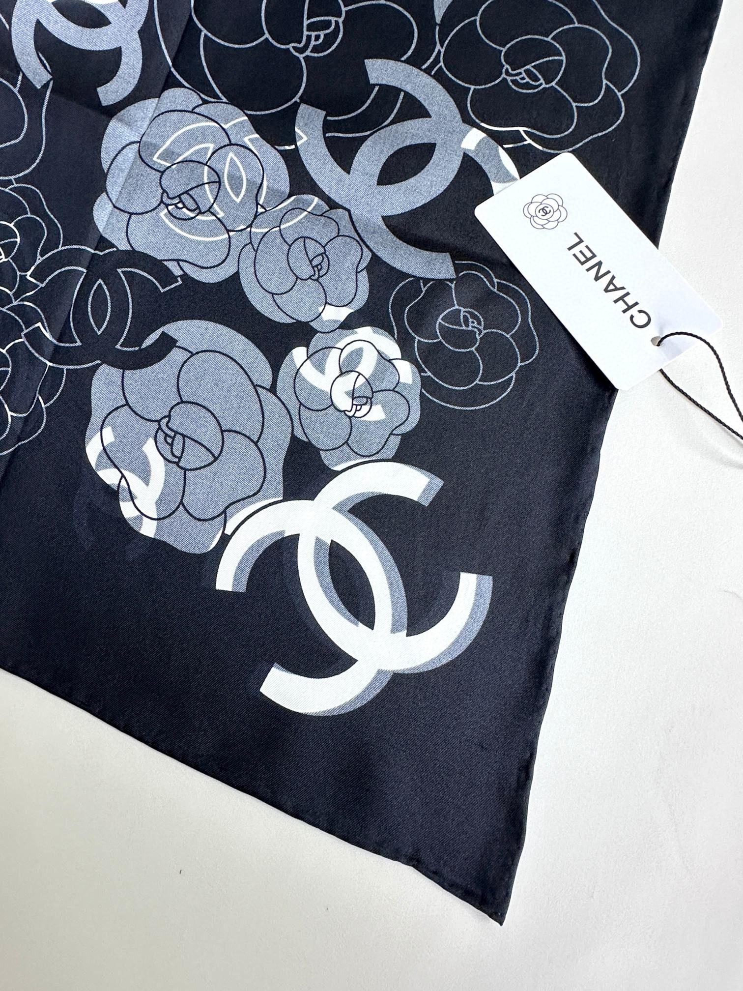 上新💞对于小香的丝巾真是难以抗拒!关键这条还这么特别，双面色，一面山茶花，另外一面经典双C。一条当两条用