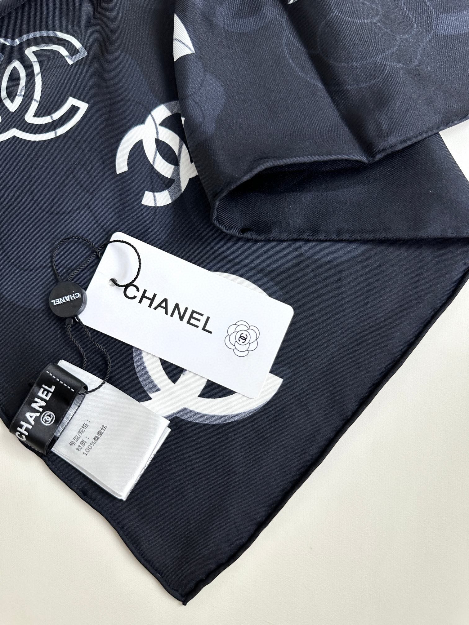 上新💞对于小香的丝巾真是难以抗拒!关键这条还这么特别，双面色，一面山茶花，另外一面经典双C。一条当两条用