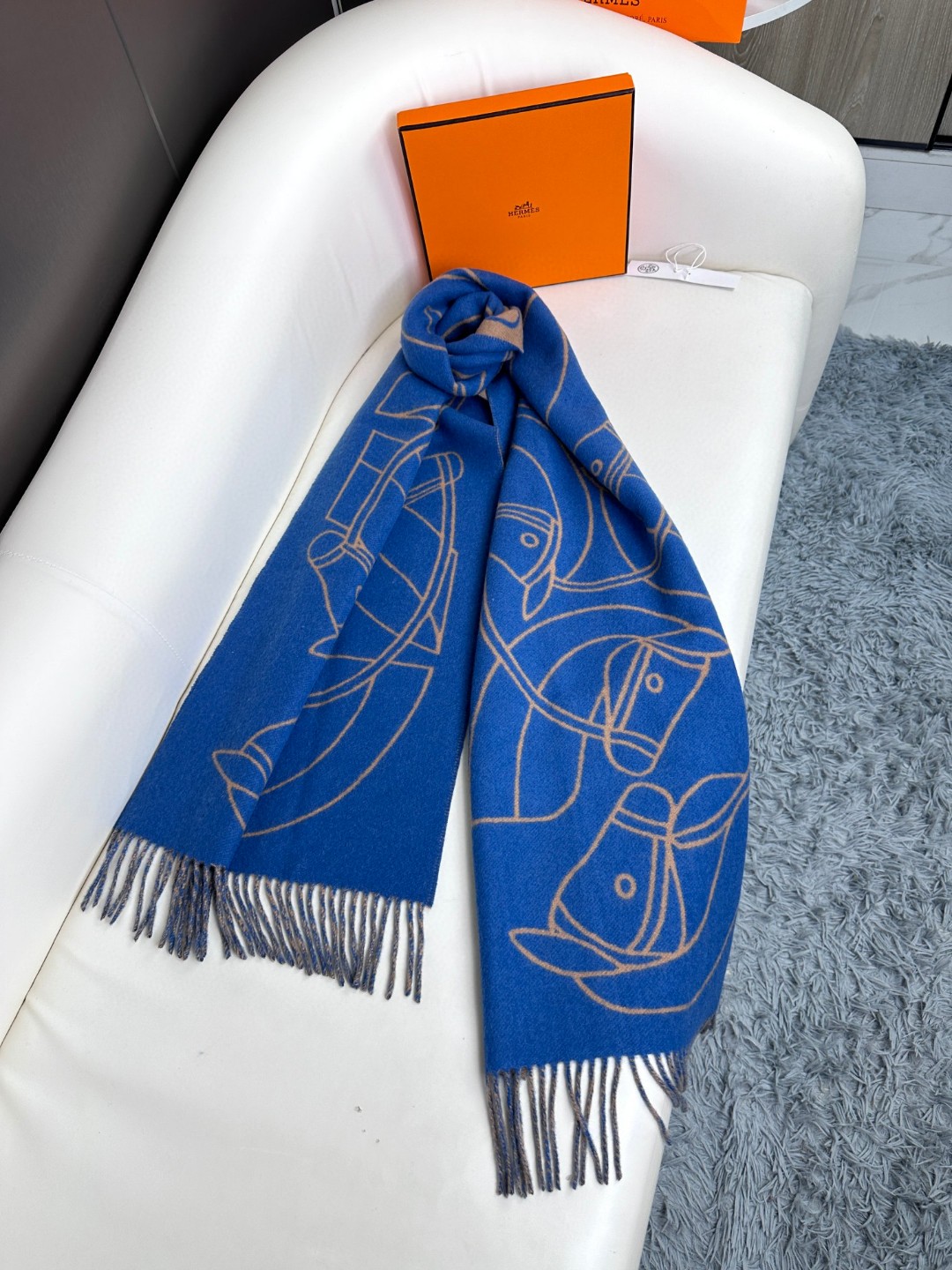 爱马仕新款这款围巾采用细腻的撞色提花编织呈现杰夫麦克菲里奇GeoffMcFetridge设计的Entre