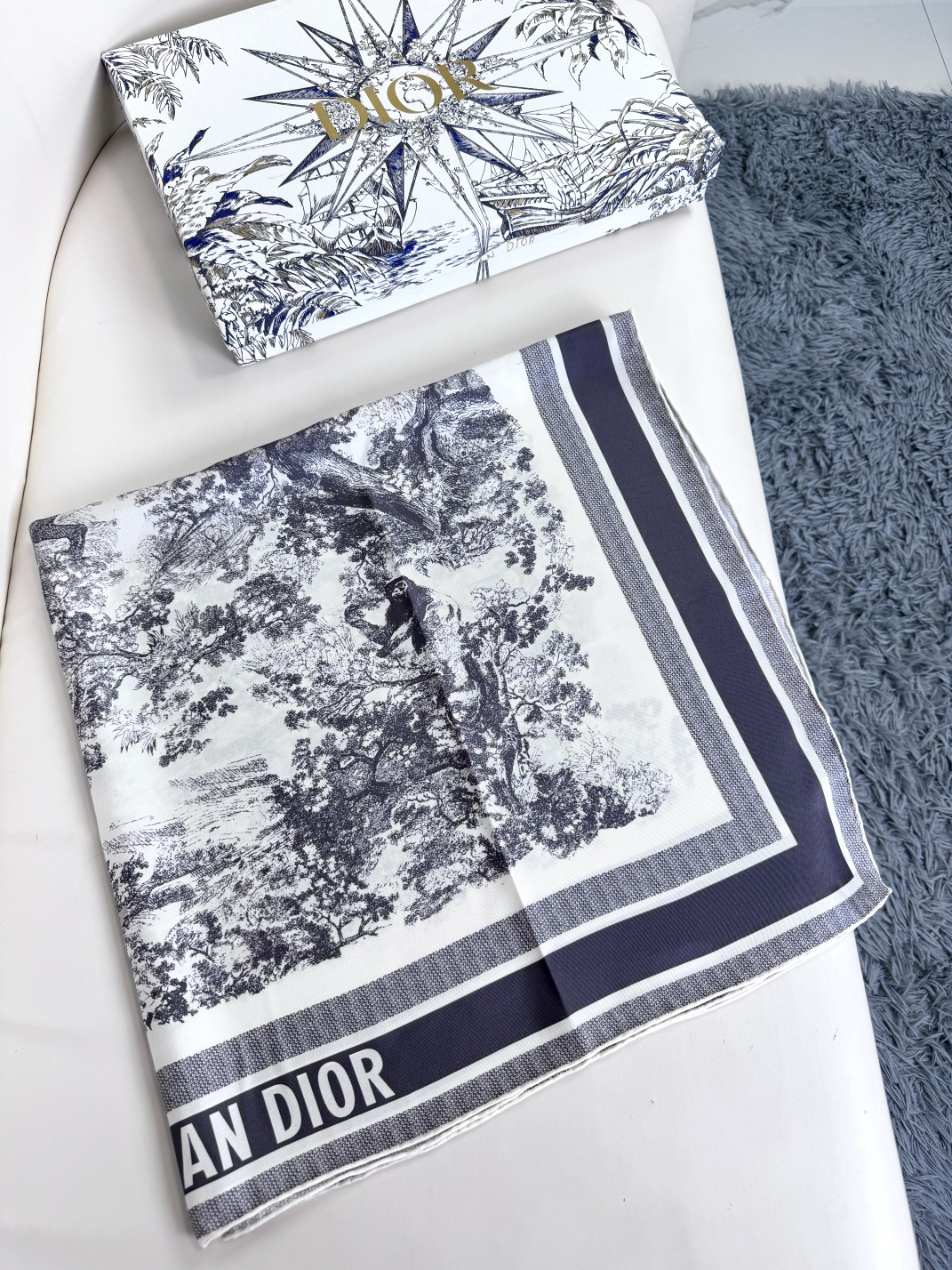 品名: 动物世界面料：真丝尺寸：90*90这款 Sauvage 茹伊印花方巾致敬 D家于 1947 年推