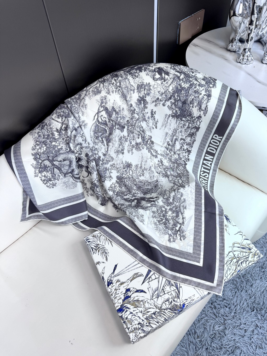 品名: 动物世界面料：真丝尺寸：90*90这款 Sauvage 茹伊印花方巾致敬 D家于 1947 年推