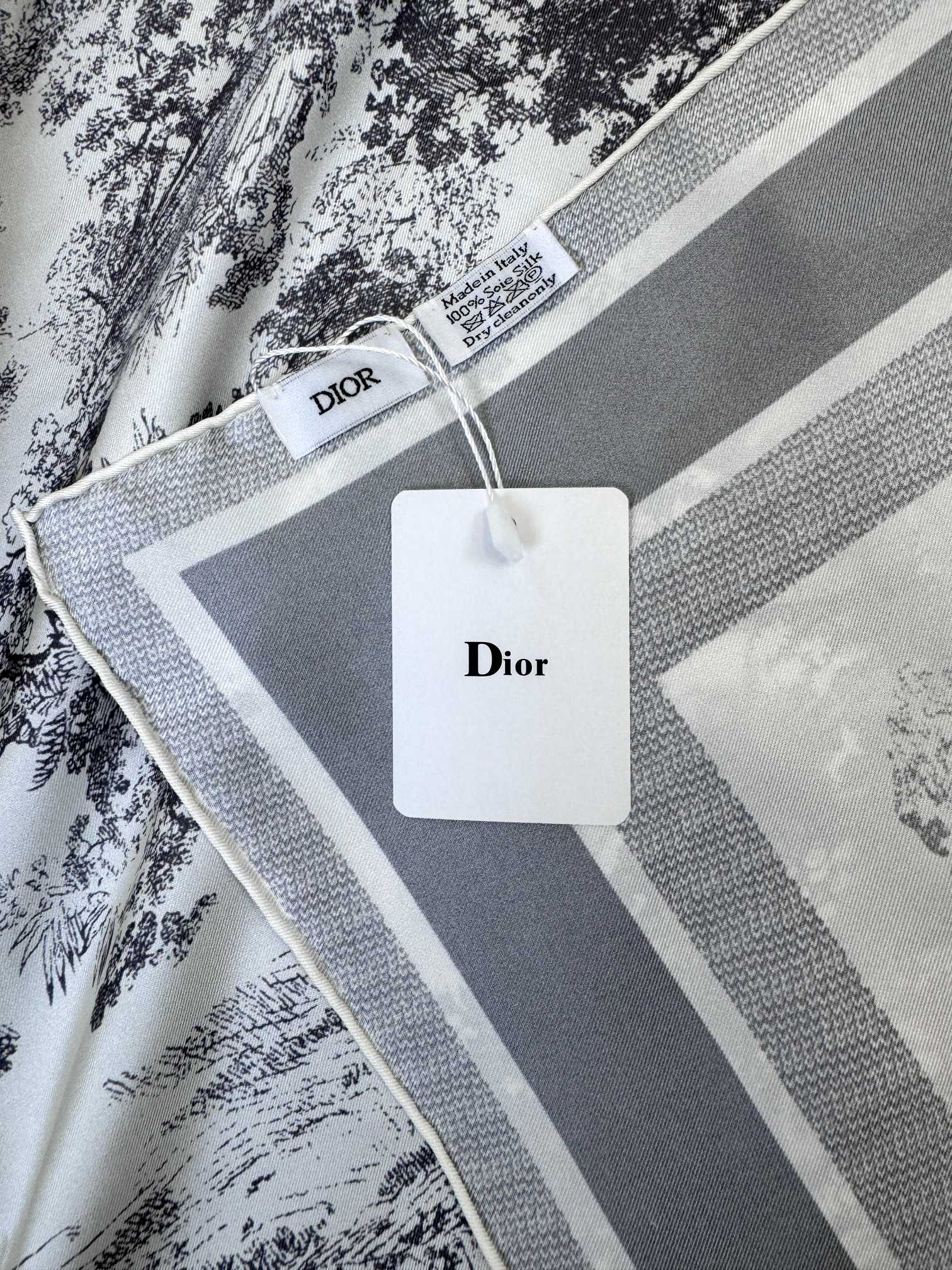 品名: 动物世界面料：真丝尺寸：90*90这款 Sauvage 茹伊印花方巾致敬 D家于 1947 年推