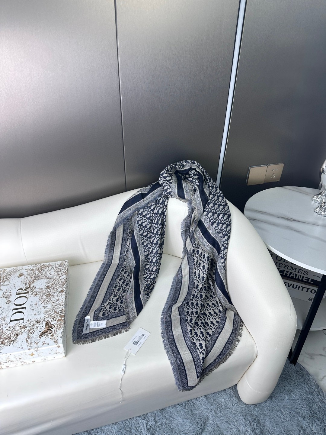 方巾Dior披肩️经典字母搭配丝毛混纺的华美质感与成衣和配饰系列单品搭配相宜尺寸140x140cm面料5