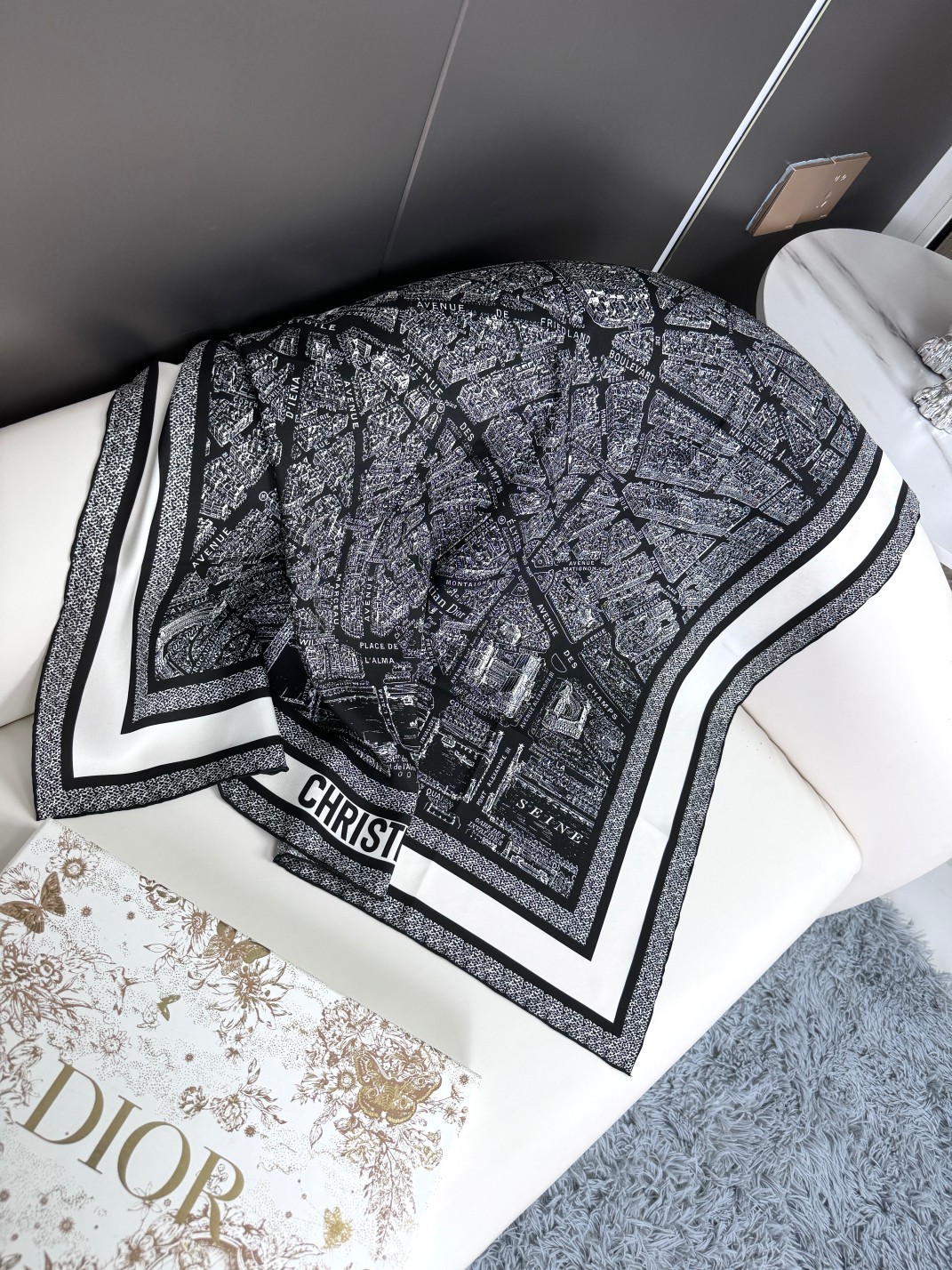 品名:巴黎地图面料真丝尺寸90*90颜色黑色白色这款方巾饰以本季经典的PlandeParis印花该图案从
