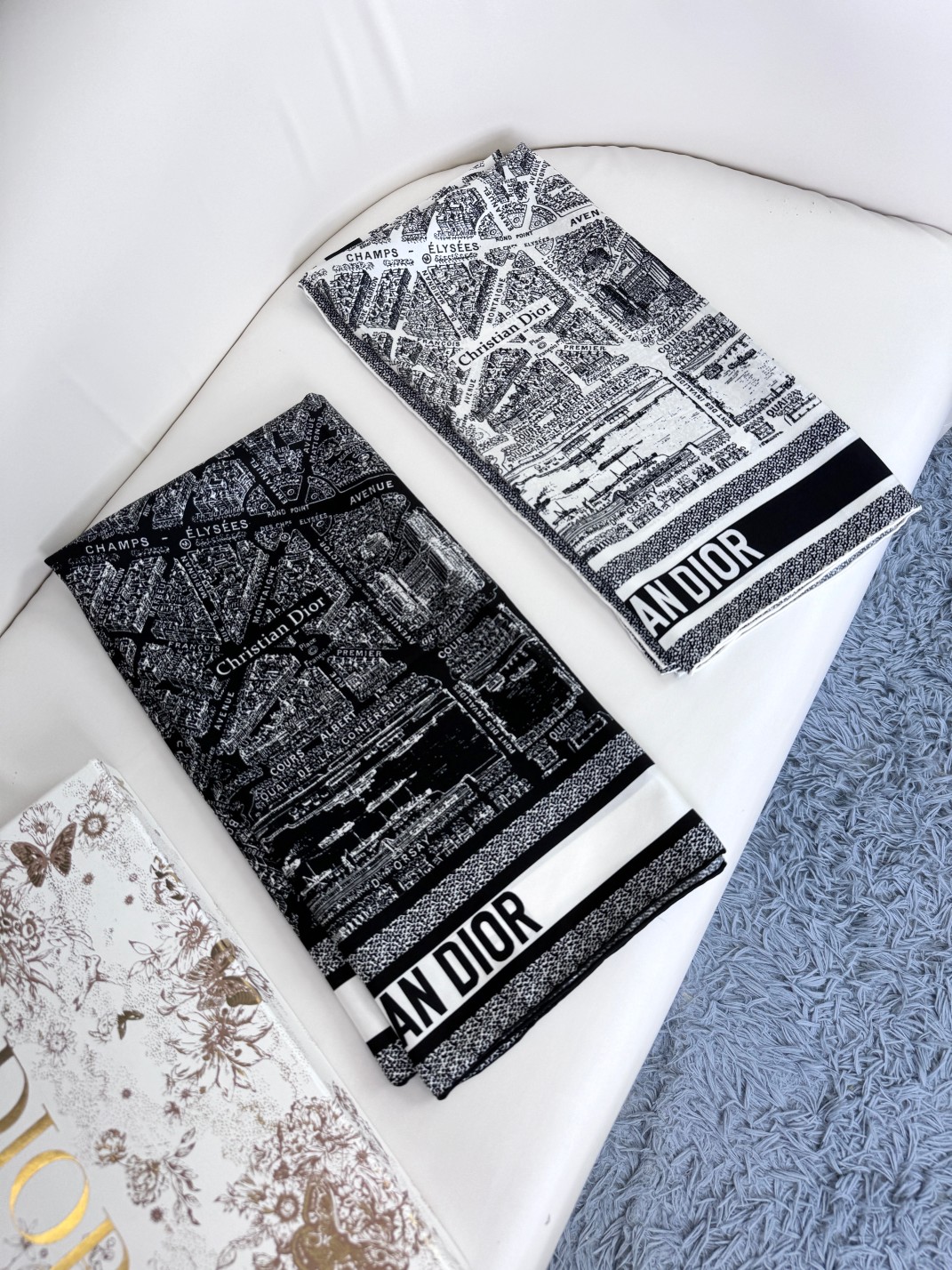 品名:巴黎地图面料真丝尺寸90*90颜色黑色白色这款方巾饰以本季经典的PlandeParis印花该图案从