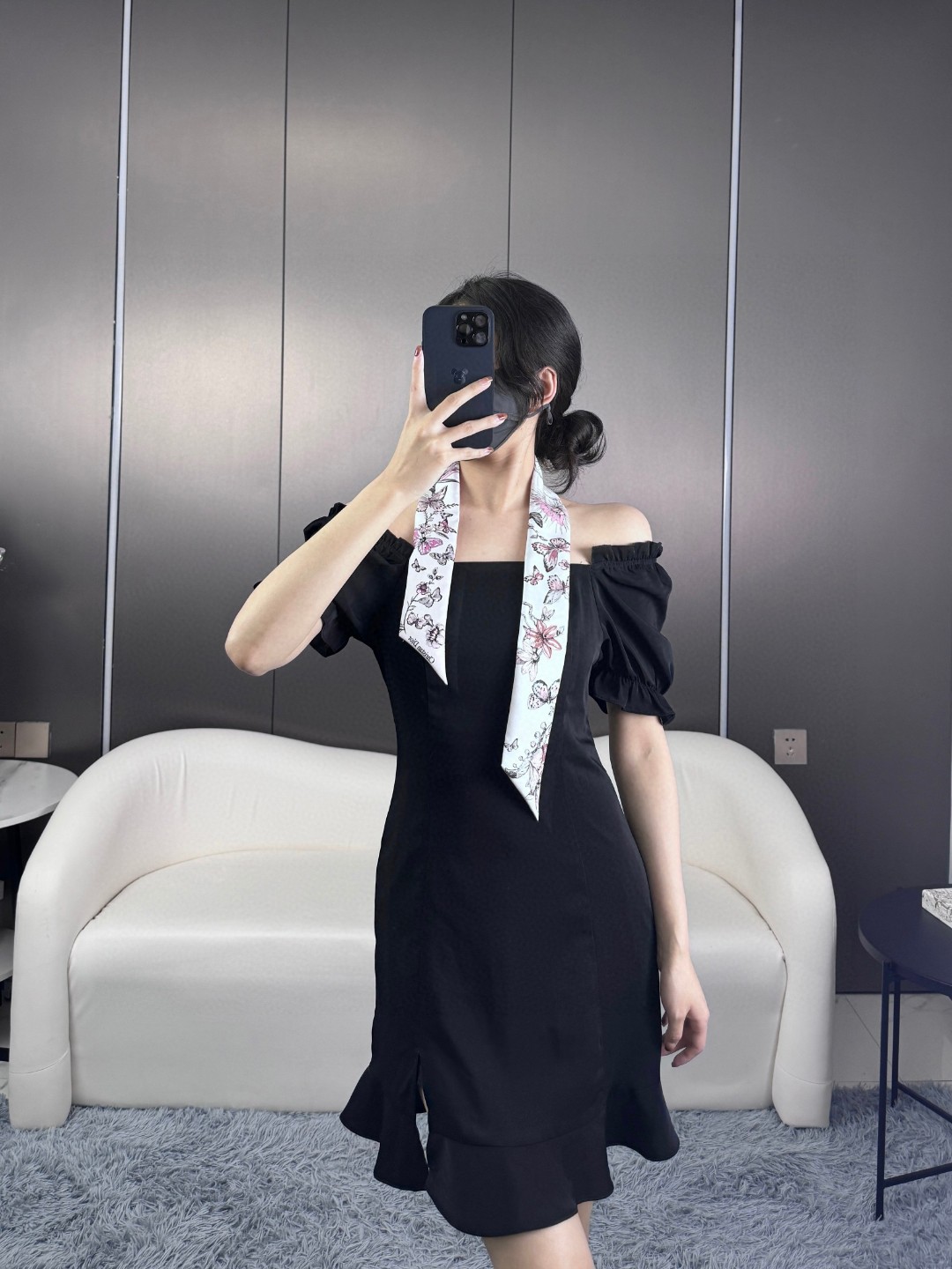 NO:293517,Special offer Mexican flower hairband Fabric Silk Size 6*105 Color Pink Blue Green This Mitzah scarf is carefully crafted from white mulberry silk twill fabric, decorated with a light pink Mexico print pattern designed by Pietro Ruffo, cleverly blending butterflies and traditional Mexican flowers to highlight the colorful effect. The style is classic, slender, sharp corners at both ends, and a contrasting CDchi logo jacquard strip pattern on the back. It can be matched with a variety of fashionable looks, whether tied to the neck, wrist or handbag, and is the ideal finishing touch. It can be matched with other Mexico print pattern items to create matching shapes. White Pale Pink Mexico print pattern on the back is decorated with a contrasting  CD logo jacquard strip pattern with sharp corner design with scarf scarf, streamer, hair tie, real silk19860909特价 品名墨西哥花朵束发带 面料真丝 尺寸6*105 颜色粉色 蓝色 绿色 这款 Mitzah 丝巾采用白色桑蚕丝斜纹面料精心制作,饰以彼得罗·鲁福 (Pietro Ruffo) 设计的淡粉色 Mexico 茹伊印花图案,将蝴蝶和传统墨西哥花朵巧妙融合,突显绚烂缤纷的效果.款式经典,造型修长,两端尖角设计,背面饰以对比鲜明的 CDchi标志提花条形图案.可与各种时尚造型搭配,无论系在颈部、手腕或手袋上,都是理想的点睛之笔,可与其他 Mexico 茹伊印花图案单品搭配,打造配套造型. 白色面料淡粉色 Mexico 茹伊印花图案 背面饰以对比鲜明的 CD标志提花条形图案 两端尖角设计 围巾丝巾,飘带，发束,real silk,accessory