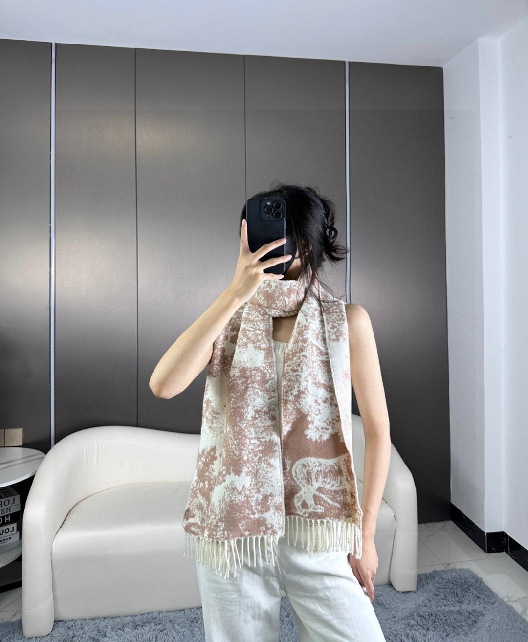 上新.2023年迪奥最新款到货！这款Sauvage茹伊印花围巾全新演绎Dior经典图案采用山羊绒和羊毛混