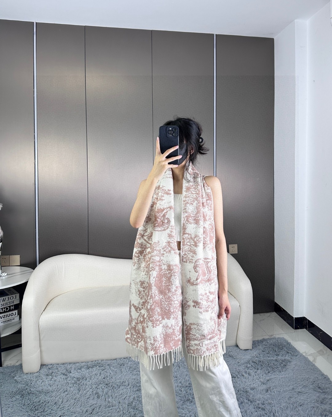 上新.2023年迪奥最新款到货！这款Sauvage茹伊印花围巾全新演绎Dior经典图案采用山羊绒和羊毛混
