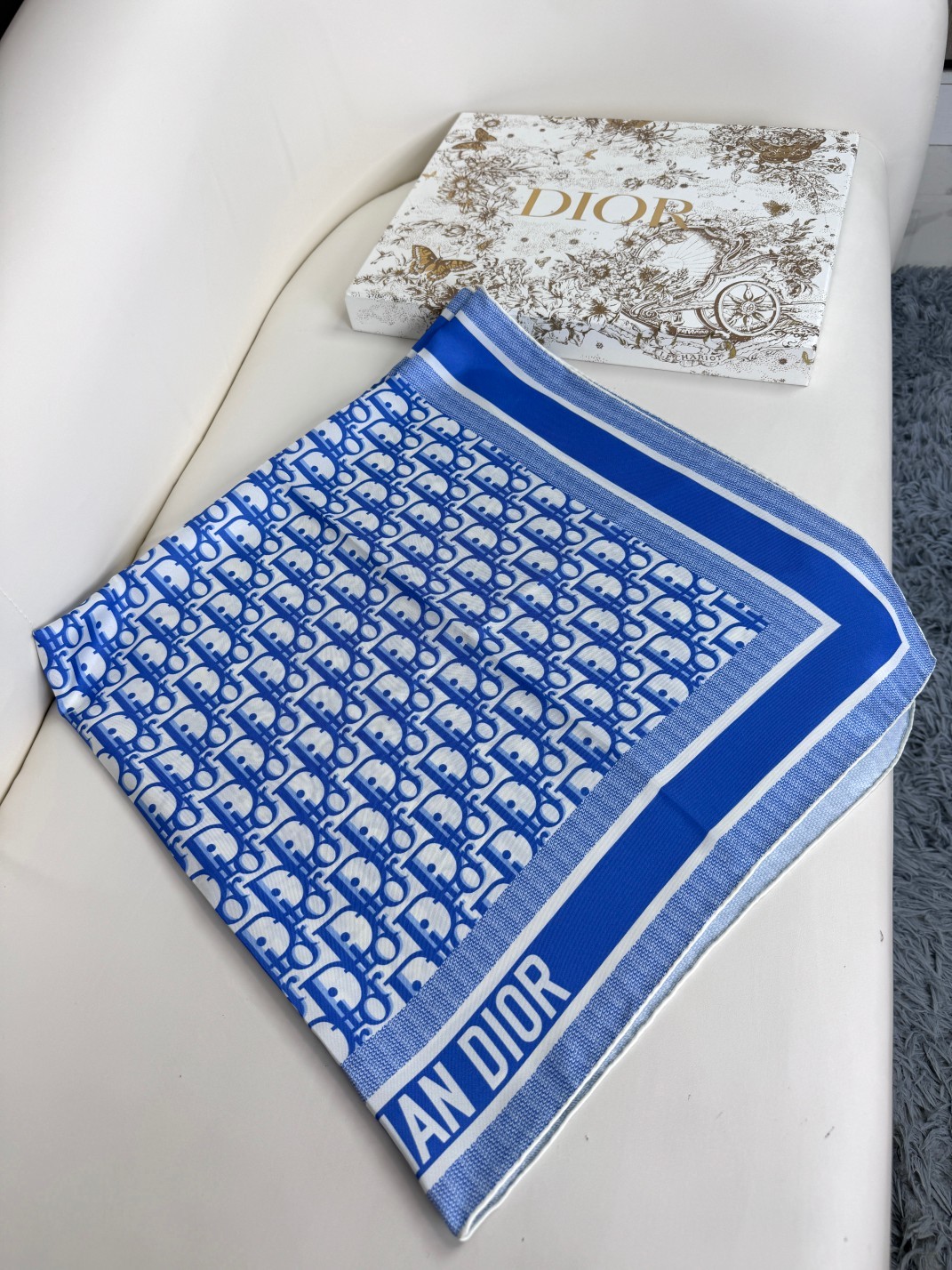 品名:流金字母面料真丝尺寸90*90颜色海军蓝灰色浅蓝这款酒红色方巾以品牌标志性的Oblique印花装饰