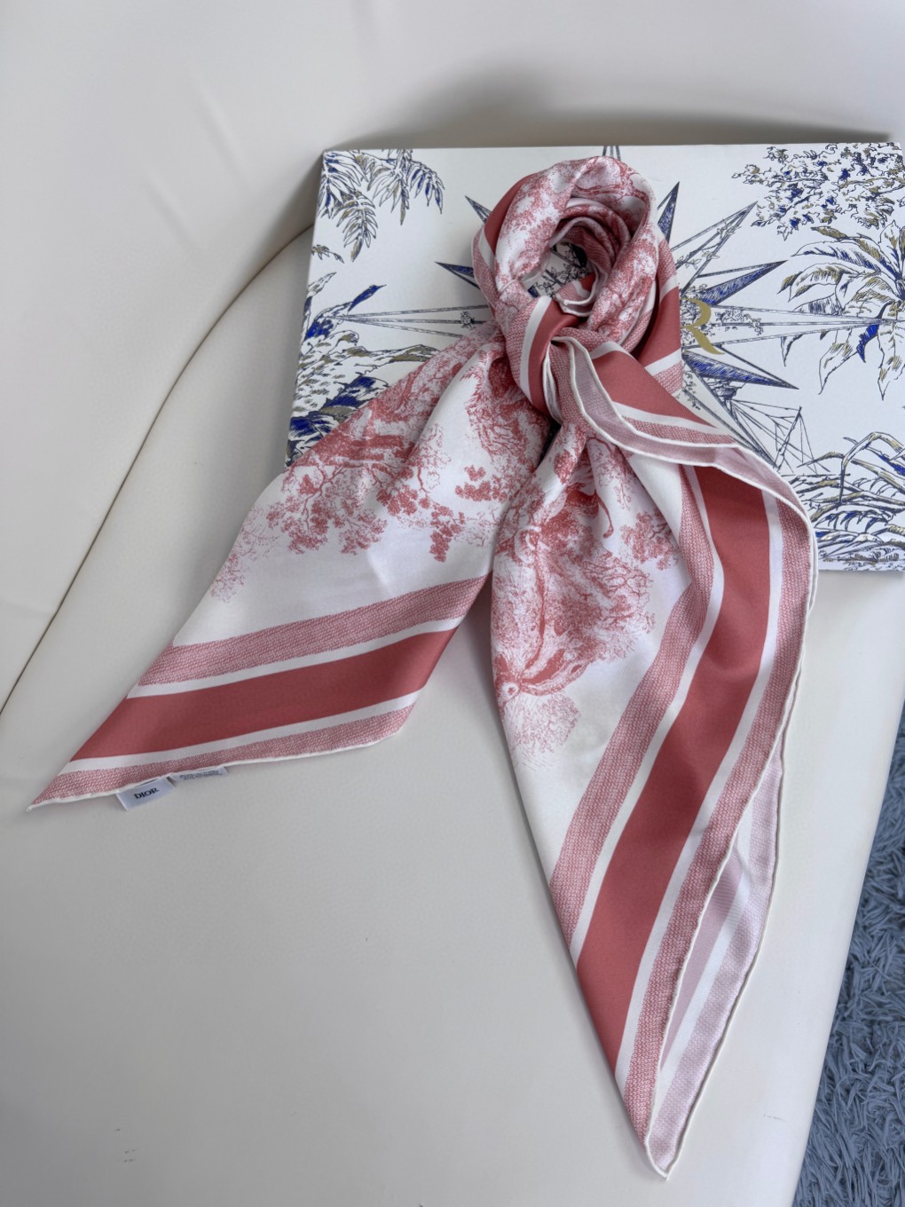 品名: 动物世界面料：真丝尺寸：90*90这款 Sauvage 茹伊印花方巾致敬 D家于 1947 年推