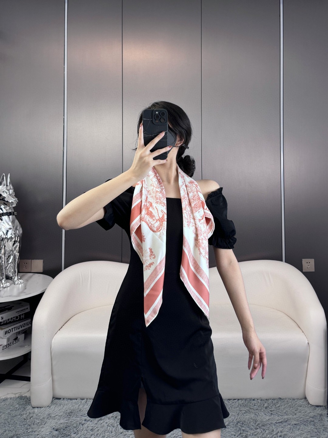 品名: 动物世界面料：真丝尺寸：90*90这款 Sauvage 茹伊印花方巾致敬 D家于 1947 年推